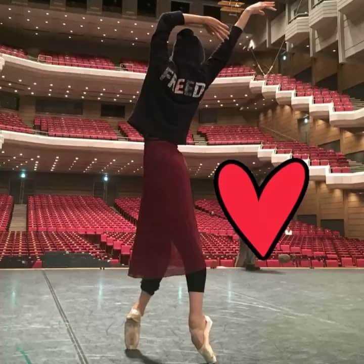 中村祥子のインスタグラム：「9月になりました‼️ 夏休み🌻あまり遊んであげられなかったけど、楽しかったね〜✨🎵😆って喜んでくれました❤️ 美味しいものもいっぱい食べて、初タピオカにはまって😁 元気をいっぱい充電できたね👍 これから私は「カルミナブラーナ」そして、「マダムバタフライ」新しい役、新しい世界観に挑戦です✨✨‼️ 皆さんもとても楽しみにして下さっていると思いますが、私もとても楽しみ❤️😉 ダンサーとして、これからも新しい発見、新たな自分を見出し続けていきたいと思っています‼️ 今シーズンも素敵な舞台を皆さまにお届けできるよう、ベストを尽くしてまいります✨✨ @wieslaw_dudek #family #love #summervacation #energy #best #Kバレエカンパニー#carminaburana #madamebutterfly #premiere #performance#chacott @chacott_jp @chacottfreedmy チャコットの新しいウェア、レオタードとブーティでテンションアップ✨👍」
