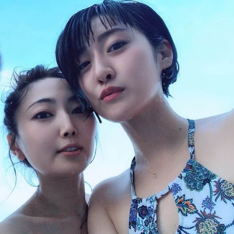 松原凜子さんのインスタグラム写真 - (松原凜子Instagram)「夏も終わりに近付いて来たので、良き想い出を振り返ろう﻿ ゆうみちゃんリサーチのホテルへ。﻿ さやちゃんの運転でドライブして美味しいご飯を食べプールに入り岩盤浴、お揃いの部屋着で遅くまで話して…と女子であることを満喫し、２人の考え方や気遣いに感動し続けた時間でした🙏✨﻿ ﻿ 水着姿とか初めて載せますけど、もうきっと一生載せないと思うのでレアです。←﻿ ﻿ ﻿ #木南清香  #咲妃みゆ」9月2日 1時01分 - rinko_matsubara