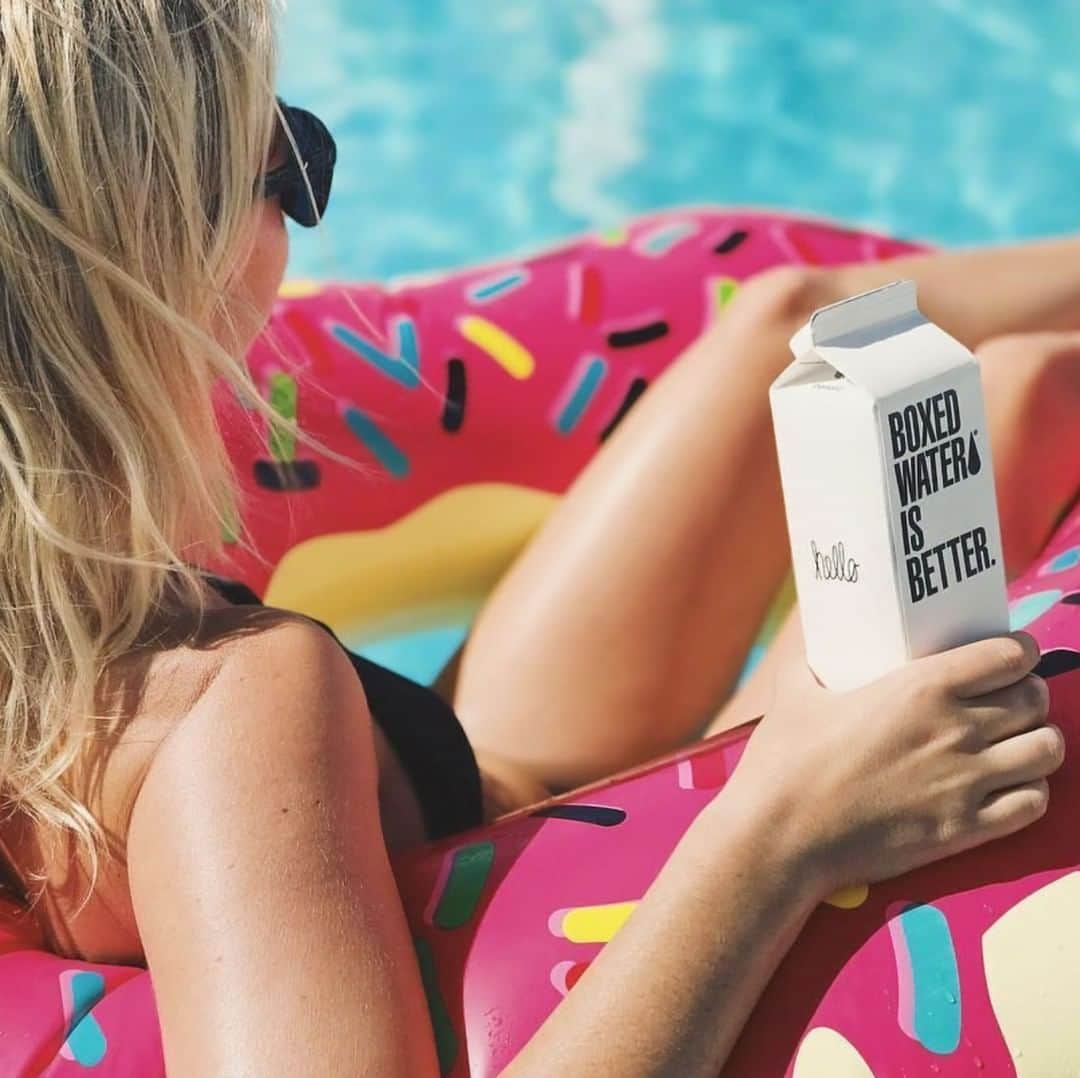 のインスタグラム：「*Donut* think about the week ahead, dearies. Enjoy those #SundayFunday feelings while they last. 🍩✨ 📷: @austin_langlois #BoxedWater #BoxedWaterIsBetter #PoolTime #Sunshine #Summer #Swimming #NoPlasticPledge #Love #Relax」