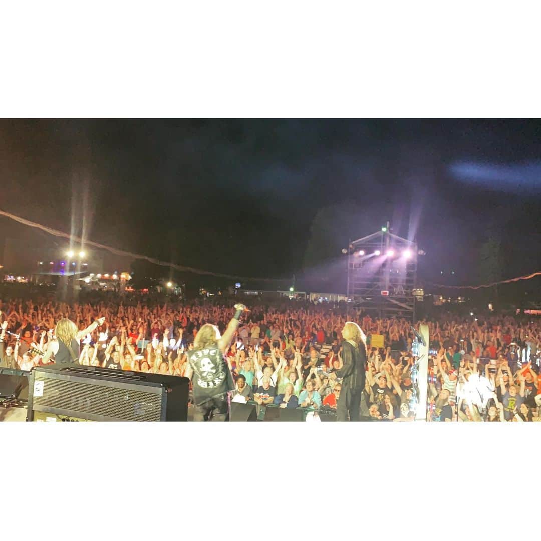 ヴィンス・ニールさんのインスタグラム写真 - (ヴィンス・ニールInstagram)「Thank you to everyone who rocked out with us this weekend @Quakertown_Boro  @NYSFair & @WinSportCanada !! #PA #NY #Calgary」9月2日 1時03分 - thevinceneil