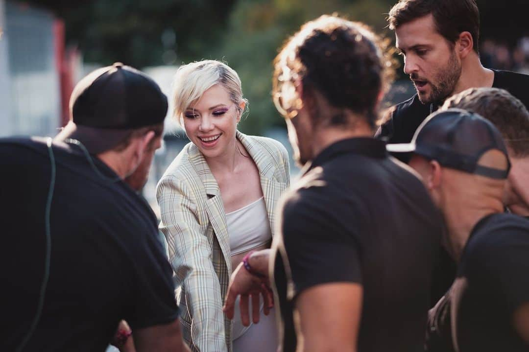 カーリー・レイ・ジェプセンさんのインスタグラム写真 - (カーリー・レイ・ジェプセンInstagram)「Super secret handshake for the win. Caught by @alexkaneperkins」9月2日 1時04分 - carlyraejepsen