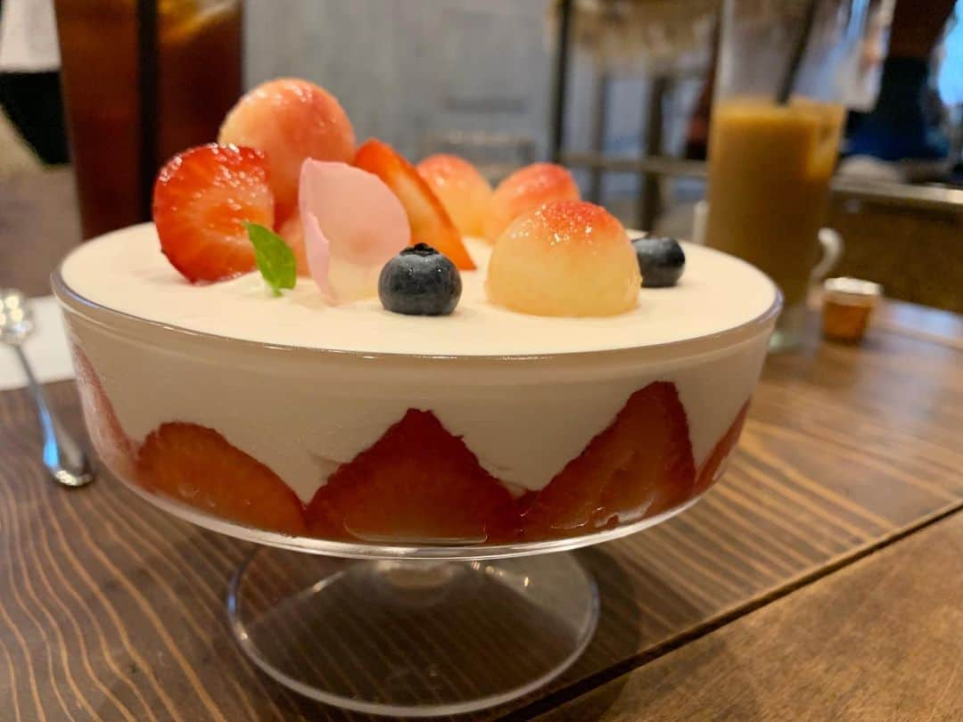 海下真夕さんのインスタグラム写真 - (海下真夕Instagram)「. 🍑🍓parfait♡  #金沢カフェ #パフェ #parfait #dorumiru #20190814 #カフェ #カフェ記録#カフェ日記 . .  写真の下手さが悔やまれる🤦🏻‍♀️. 食べるとあっさりジューシーでとっても美味しかった😋」9月1日 23時41分 - kaigeworld