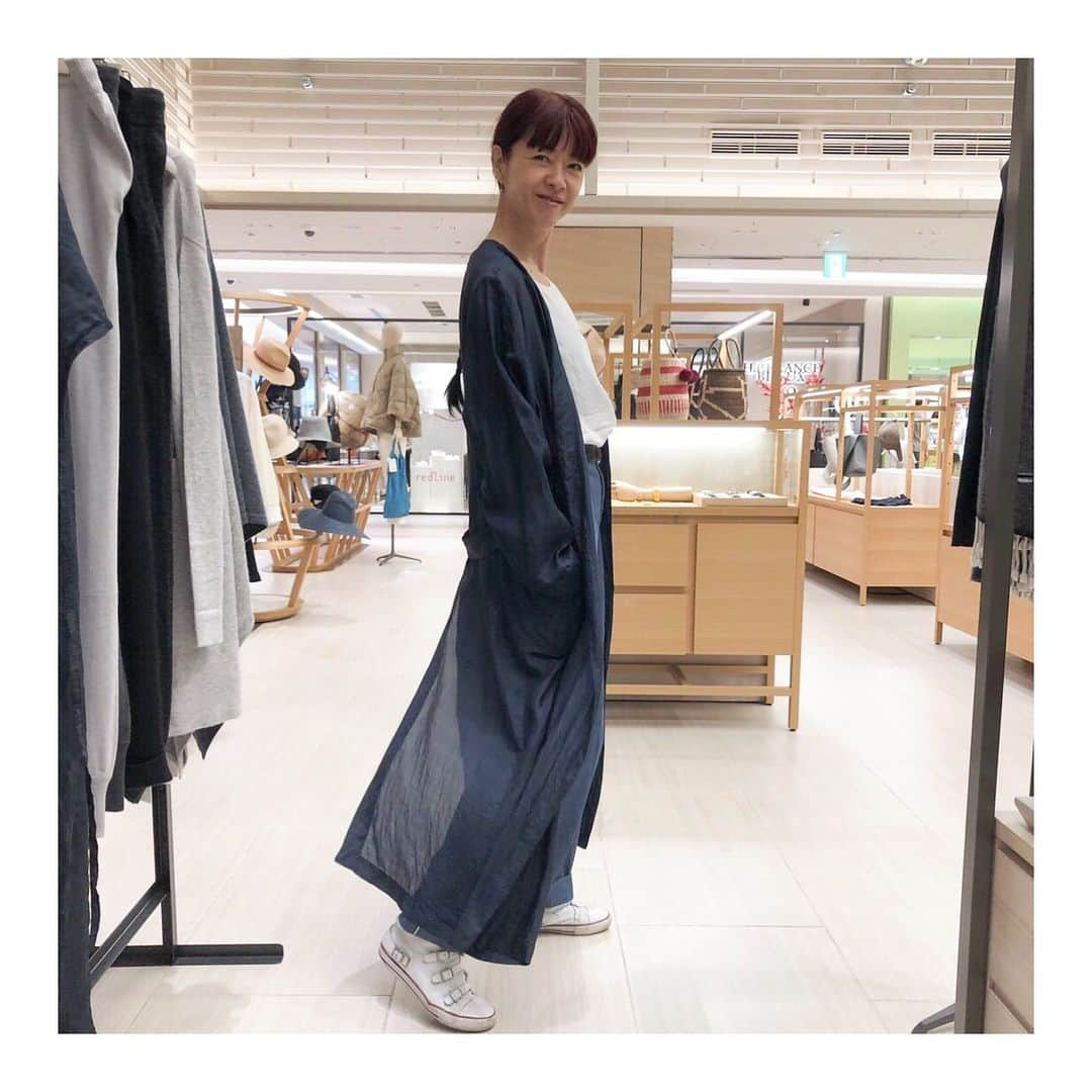 MICHIRUさんのインスタグラム写真 - (MICHIRUInstagram)「久しぶりに日曜日の銀座。 歩行者天国をすり抜けてGinza six シジュームギンザでpop upをしている陽子さん @heights_yokoyamafuji のところへ注文していた商品のピックアップ。 気持ちいい日用品のセレクトshop「 HEIGHT」で透け感の美しいシルクコートやcare by me カシミヤのパンツ、シルクの下着などシンプルなデザインで触って気持ちいものばかり😍 無添加ビオディナミコ農法りんご🍎のバルサミコ酢とオーガニックコットンオーガニックガーデンのカバーパンツ。これ薄くてお尻が冷えないので夏も手放せない〜。 . あと、最近バックに入れているのがこのクリーム。 昔からアボリジニも使ってきたオーストラリア原生の生命力あふれる花の力をエッセンスに凝縮した 感情レベルからケアしてくれるブッシュフラワーエッセンスのエマージェンシークリーム。 顔にもボディにも使えます。 先週はお葬式もあって感情が揺らぐ時やストレスやトラブルにおこりやすい肌荒れを防いでくれて 肌の栄養バランスを整えて保護膜を作ってくれる心地よい集中ケアクリーム。 ハーブの清々しい香り。 この内容なのにこの金額に驚きます👀 ５０ml　3600円  陽子さんのフラワーレメディやオーダーメイドのパーソナルフレグランスもチェックしてみてね。  #オーガニック #気持ちいいセレクト #organicgarden #uryya #エマージェンシークリーム #ブッシュフラワーエッセンス #オーガニックコスメ #りんごのバルサミコ #シルクコート」9月1日 23時39分 - barbiemichiru