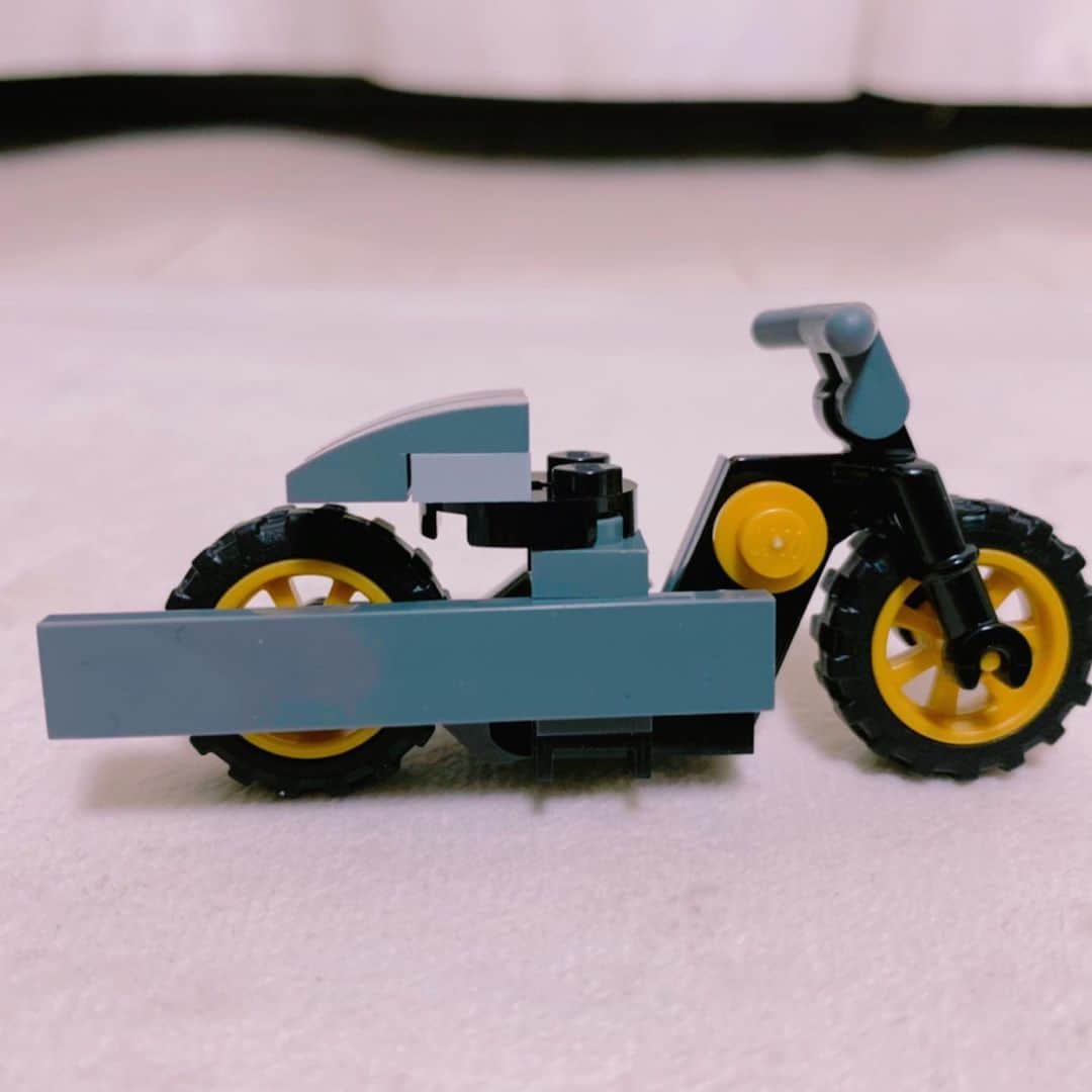 黒沼誠さんのインスタグラム写真 - (黒沼誠Instagram)「『LLR伊藤さんのバイク』  LEGOでオリジナル作品を作ってアップしてます。  今回はLLR伊藤さんのバイクを作ってみました。 実物よりもかなり可愛い仕上がりになりました。 もっとでかい作品を作ろうと思ったのですがかわいい方が可愛かったのでそうしました。  気に入ってくれるかしら伊藤さん？笑  何気にヘルメットもお気に入りです ぅ。  マネてね♪♪♪ レゴ沼より♪♪♪ #LLR伊藤さん#伊藤さんのバイク#レゴ#レゴクラシック#バイク#ハーレーダビットソン#レゴ大好き#レゴブロック#皆さんのリクエストもお待ちしております#レゴ沼#ボーイフレンド黒沼#レゴ芸人#ブロック遊び#子供のいる暮らし#レゴスタグラム #lego#legoclassic#legos#legostagram#happy#smile#bike#herleydavidson#thankyou」9月1日 23時50分 - bfkuronuma
