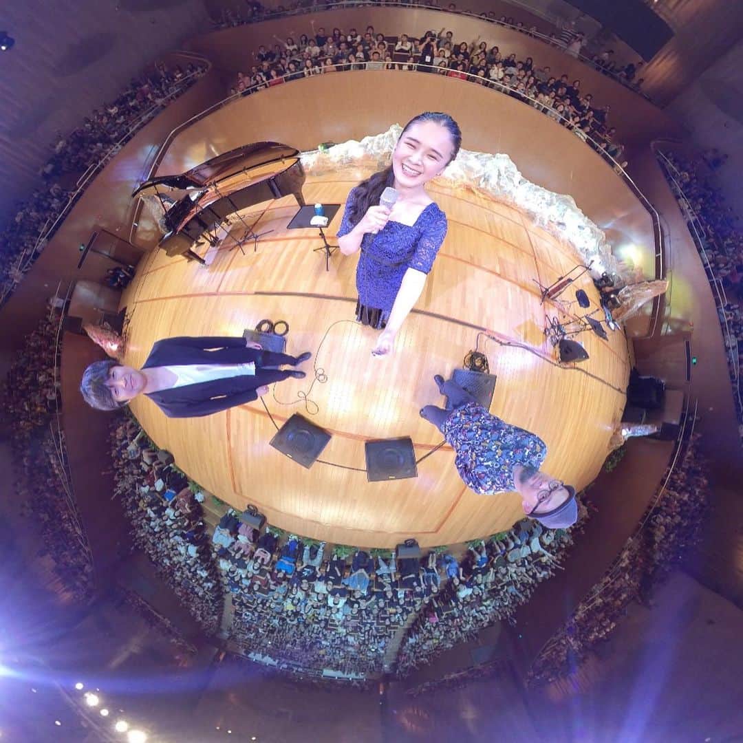 手嶌葵のインスタグラム：「中国、上海公演終わりました。上海の皆さま謝謝^ ^！とても楽しかったです、ありがとうございます🌹😊 ギター:オオニシユウスケさん、ピアノ:大坂孝之介さん -Aoi  #手嶌葵 #上海 #live #Shanghai #China #ライブ #中国 #insta360onex」