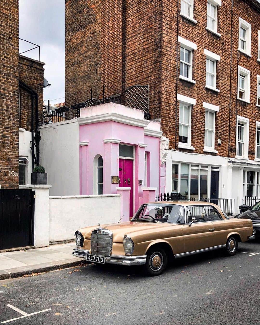 @LONDON | TAG #THISISLONDONさんのインスタグラム写真 - (@LONDON | TAG #THISISLONDONInstagram)「#ASundayCarPic in #London is always another level of frickin’ cool! 😎🔥 Snap by the talented @a_ontheroad in #NottingHill! Tag someone who will appreciate this! 👇🏼👇🏼👇🏼 // #thisislondon #londonlife #london」9月1日 23時47分 - london