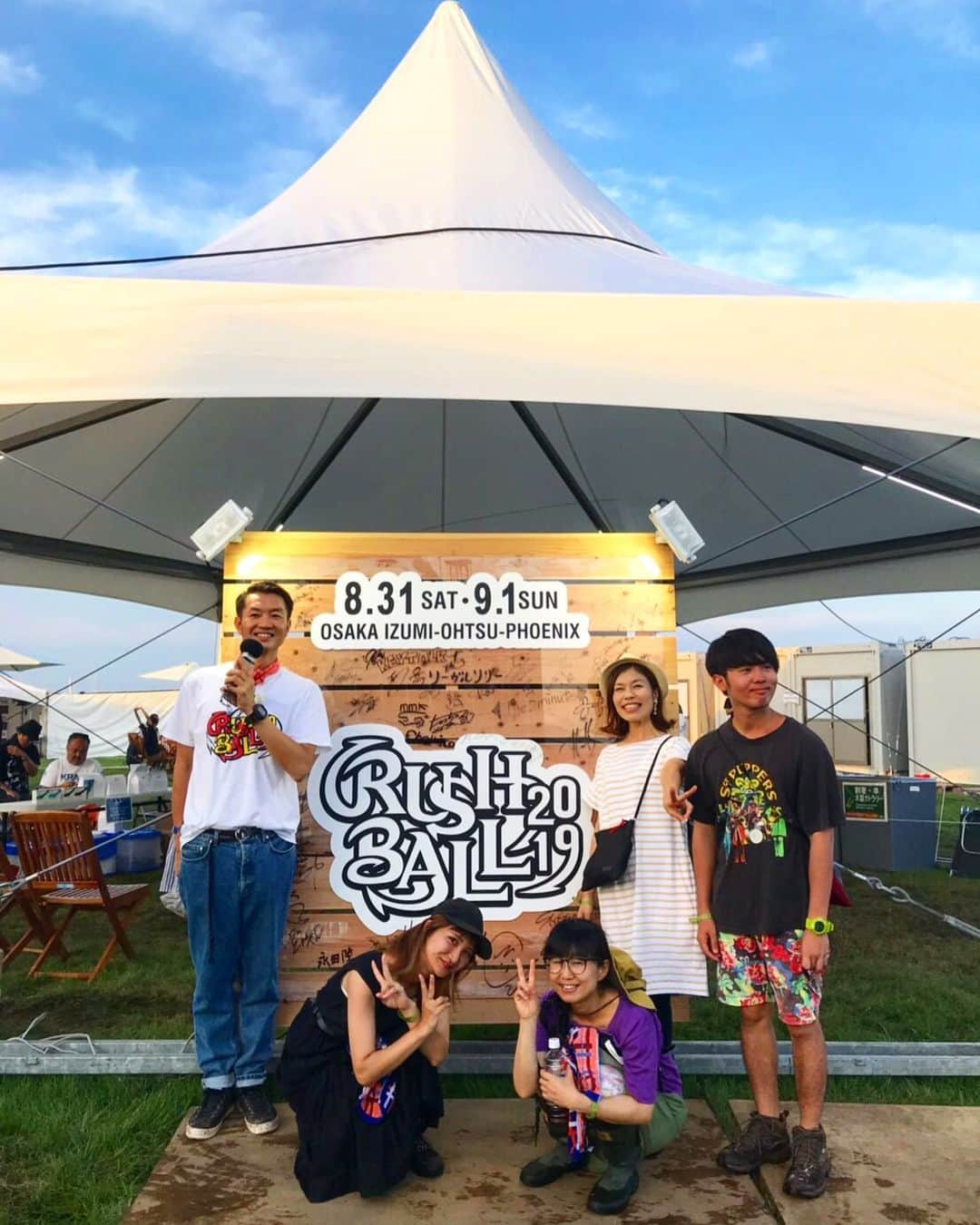 のインスタグラム：「RUSH BALL 2019@泉大津フェニックス！  ぬかるんだ会場で楽しむロック、今年の思い出やなぁ。出演アーティストの凄まじい勢いのパフォーマンスから感じる、ラシュボ愛♡それに応えるオーディエンスの拳！  昼の暑さと陽が沈んでからの涼しさ。夏の終わりを噛みしめながらのラシュボ！  #rushball #rushball2019 #ラッシュボール #ラシュボ #夏フェス802 #802dj」