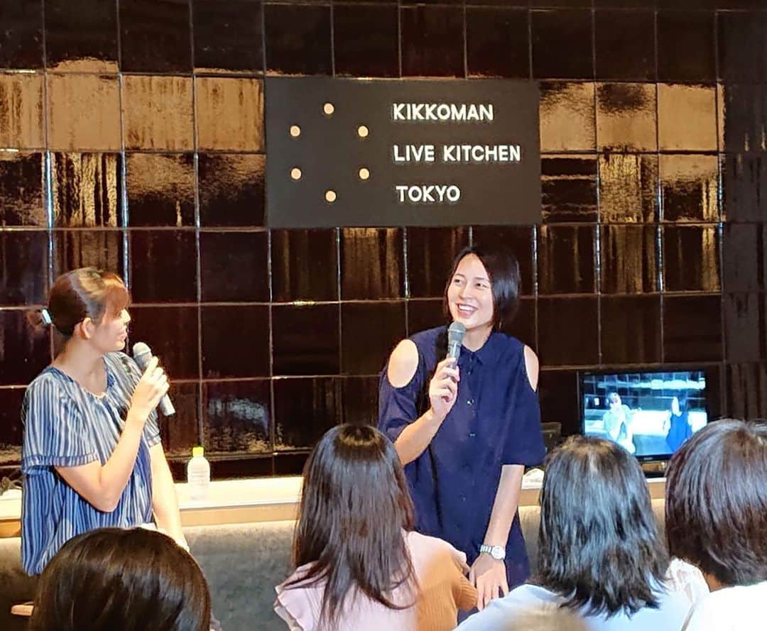 大山加奈さんのインスタグラム写真 - (大山加奈Instagram)「. . キッコーマンライブキッチン東京にて トークショーをさせていただきました‼︎ . . いつもは講演で 1人喋りスタイルが多いので 同じアスリートである 上田春佳さんとのかけあいが すごく新鮮で楽しかったです‼︎ . . 途中みなさまの前で 大好きなおにぎりを握るという これまでなかなかない経験を させていただきました笑。 . まずエプロンのつけ方が わからないっていう お恥ずかしいところも お見せしてしまいました…苦笑。 . . 聴いてくださっているみなさまが とても温かくて あっという間の1時間半でした‼︎ あと3時間は話せた気がする…笑。 . . 聴きに来てくださったみなさま キッコーマンさま ありがとうございました‼︎‼︎ . . #キッコーマン  #キッコーマンライブキッチン東京  #トークショー #アスリートと食 #バレーボールと食  #上田春佳 さん #競泳 #トークショー」9月2日 0時07分 - kanaoyama0619