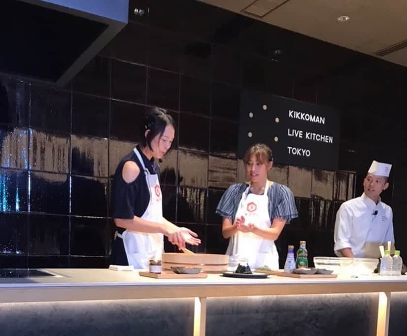 大山加奈さんのインスタグラム写真 - (大山加奈Instagram)「. . キッコーマンライブキッチン東京にて トークショーをさせていただきました‼︎ . . いつもは講演で 1人喋りスタイルが多いので 同じアスリートである 上田春佳さんとのかけあいが すごく新鮮で楽しかったです‼︎ . . 途中みなさまの前で 大好きなおにぎりを握るという これまでなかなかない経験を させていただきました笑。 . まずエプロンのつけ方が わからないっていう お恥ずかしいところも お見せしてしまいました…苦笑。 . . 聴いてくださっているみなさまが とても温かくて あっという間の1時間半でした‼︎ あと3時間は話せた気がする…笑。 . . 聴きに来てくださったみなさま キッコーマンさま ありがとうございました‼︎‼︎ . . #キッコーマン  #キッコーマンライブキッチン東京  #トークショー #アスリートと食 #バレーボールと食  #上田春佳 さん #競泳 #トークショー」9月2日 0時07分 - kanaoyama0619