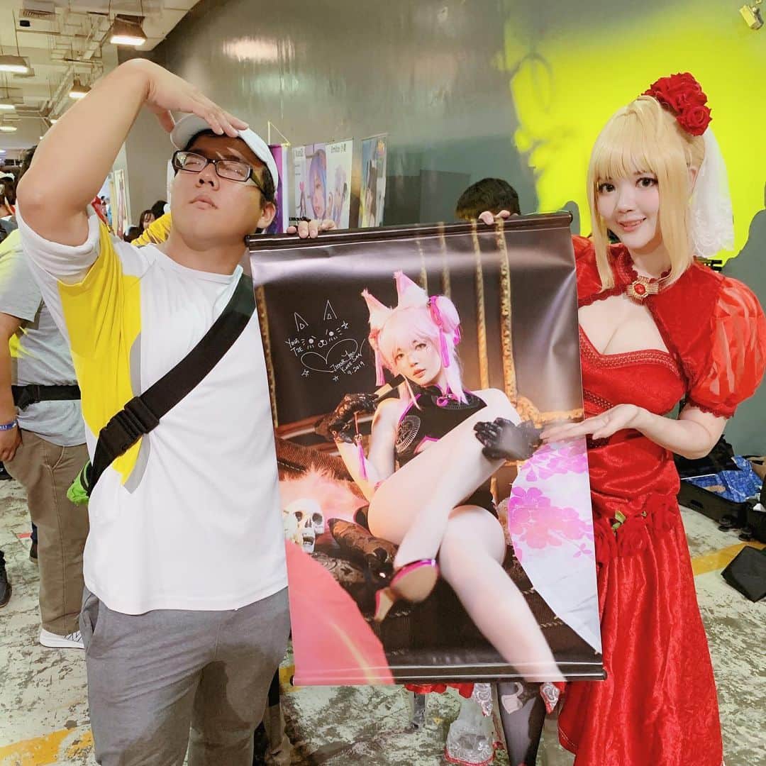 YingTzeさんのインスタグラム写真 - (YingTzeInstagram)「🌟 Animangaki 2019 🌟 It has been a fun & tiring weekend but I’m glad to have your loving support once again ! ❤️ I was at the event both days from 10am-5pm , thank you for coming to meet me , support my latest merchandise ( I sold out all my posters , sorry for those who couldn’t get it ~ I’ll bring more next time 😂 ) and for all the gifts !  _ Special thanks to @hunterkillz and @leonard.benjamintwo for getting my wall scroll and congratulations to @crusnik09 for the lucky draw !  _ My next event in Malaysia should be Cosmart + Comic Fiesta ! ❤️ p/s : Thanks for loving my cat calendar ~ My Cat Family is happy !  #blessed #animangaki2019 #cosplaymalaysia #fategrandorder #fatecosplay」9月1日 23時59分 - yingtze