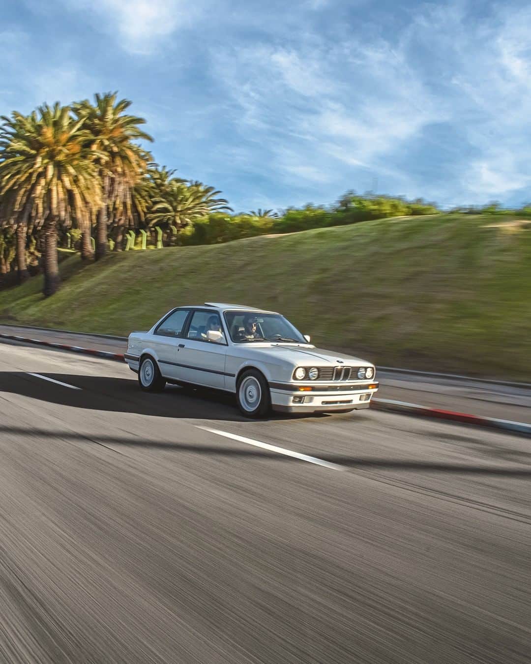 BMWさんのインスタグラム写真 - (BMWInstagram)「'90s mixtape: sunshine, palm trees and smooth sailing. The second generation of the BMW 3 Series. #BMW #3Series #BMWrepost @Pipee.perdomo @Nicofernandez_automotive」9月2日 0時00分 - bmw