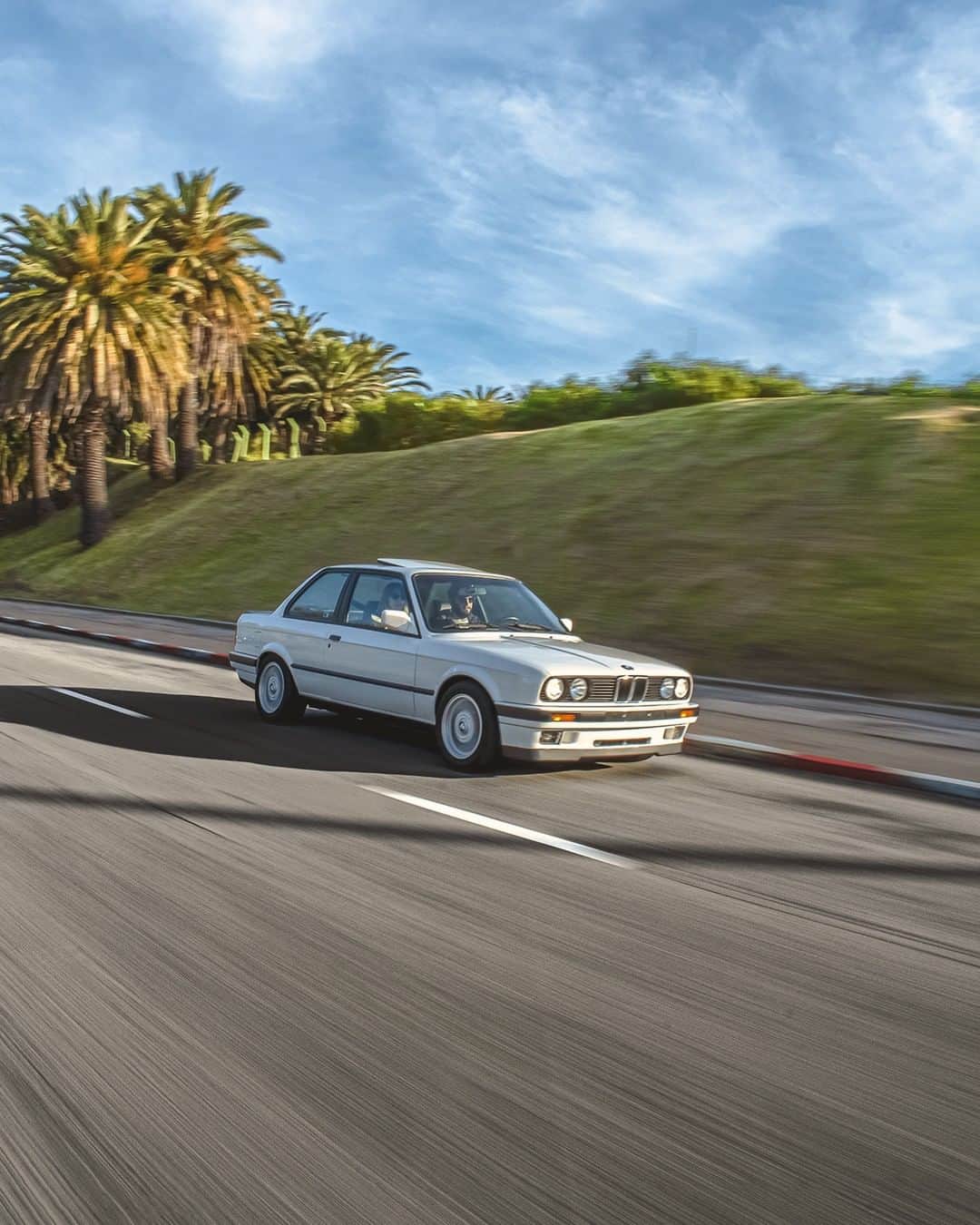 のインスタグラム：「'90s mixtape: sunshine, palm trees and smooth sailing. The second generation of the BMW 3 Series. #BMW #3Series #BMWrepost @Pipee.perdomo @Nicofernandez_automotive」