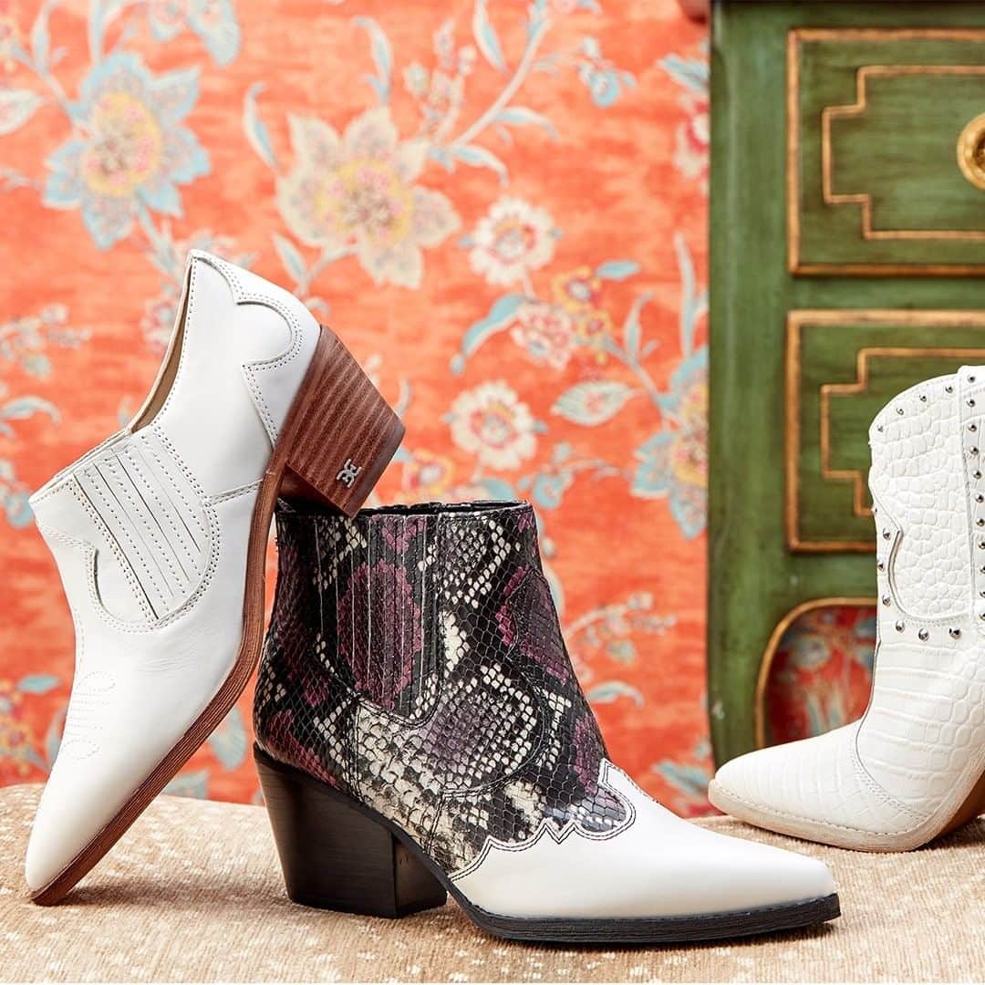 サムエデルマンのインスタグラム：「White boots are the style statement you can wear year round.」