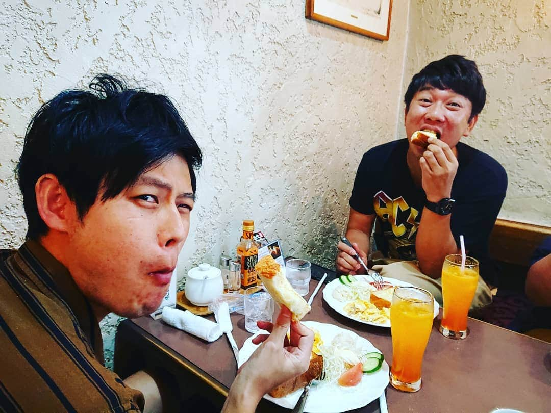 石原祐美子さんのインスタグラム写真 - (石原祐美子Instagram)「先日、TKOさん、オジンオズボーンさん、松原タニシと一緒に出雲西高校の文化祭に行かせてもらいました！ありがとうございました*\(^o^)/* ・ その日の朝、みんなで行った喫茶店☕ ・ 相撲好きマネージャーFさんのチョイスで #喫茶ラブラブ ︎💕︎へ🚙💨✨ 白くてお城っぽい外観にLoveLoveって筆記体で書かれた建物😁💦 ですが、正統派の喫茶店です☕ ・ ・ こういう雰囲気の喫茶店、行く先々であってほしいし、めっちゃ好き✨ ・ ・ 木本さんと篠宮さんはモーニングセット🍞 二人とも、セットのドリンクがオレンジジュースて！！かわいすぎでしょう😂 これはもう、4ラブGETです👏 ・ ・ 後のメンバーは、みなさんコーヒー。 んー、朝は確かにコーヒーやし、おいしかったし、私もコーヒーにしたけど、、、ラブ的にはマイナス3です😞 ミックスジュースならプラス10ラブでした😏 ・ そして、生玉子入りイタリアンスパゲッティーの大盛りを仲良くシェア🍝( 'ч'๑ )ŧ‹"ŧ‹" 懐かしくて優しいケチャップ味に生玉子がめっちゃ合う～～～😋🍴💗 ・ おいしくて楽しかったので、6ラブGET！ 合計7ラブ💜❤💙💚💛💜❤ 男芸人のみなさんおめでとうございます！！👏 ・ ぃゃなにがやΣ＼(￣―￣；) ・ ・ ナポリタンスパゲティではなく、こちらでの呼び方はイタリアンスパゲッティー ・ この言い方の違いは地域性かな？ うちらへん(岡山県北部)でもたしかイタリアンて呼んでたような。。。でもナポリタンでも通じてた気がする😲 ・ ま、おいしけりゃどっちでもええか😁 ・ ・ 出雲の喫茶ラブラブに行ったら、アツアツの鉄板で出てくる #イタリアンスパゲッティー(生玉子入り)ぜひですー😍 ・ ・ #出雲市 #izumo #出雲グルメ #出雲喫茶店 #島根県 #島根グルメ #喫茶ラブラブ #ラブラブ #モーニングセット #喫茶店 #イタリアンスパゲッティー #イタリアン #ナポリタン #どっち？ ・ ・ #TKO さん #オジンオズボーン さん #松原タニシ #チキチキジョニー」9月2日 0時01分 - chiki2johnny14