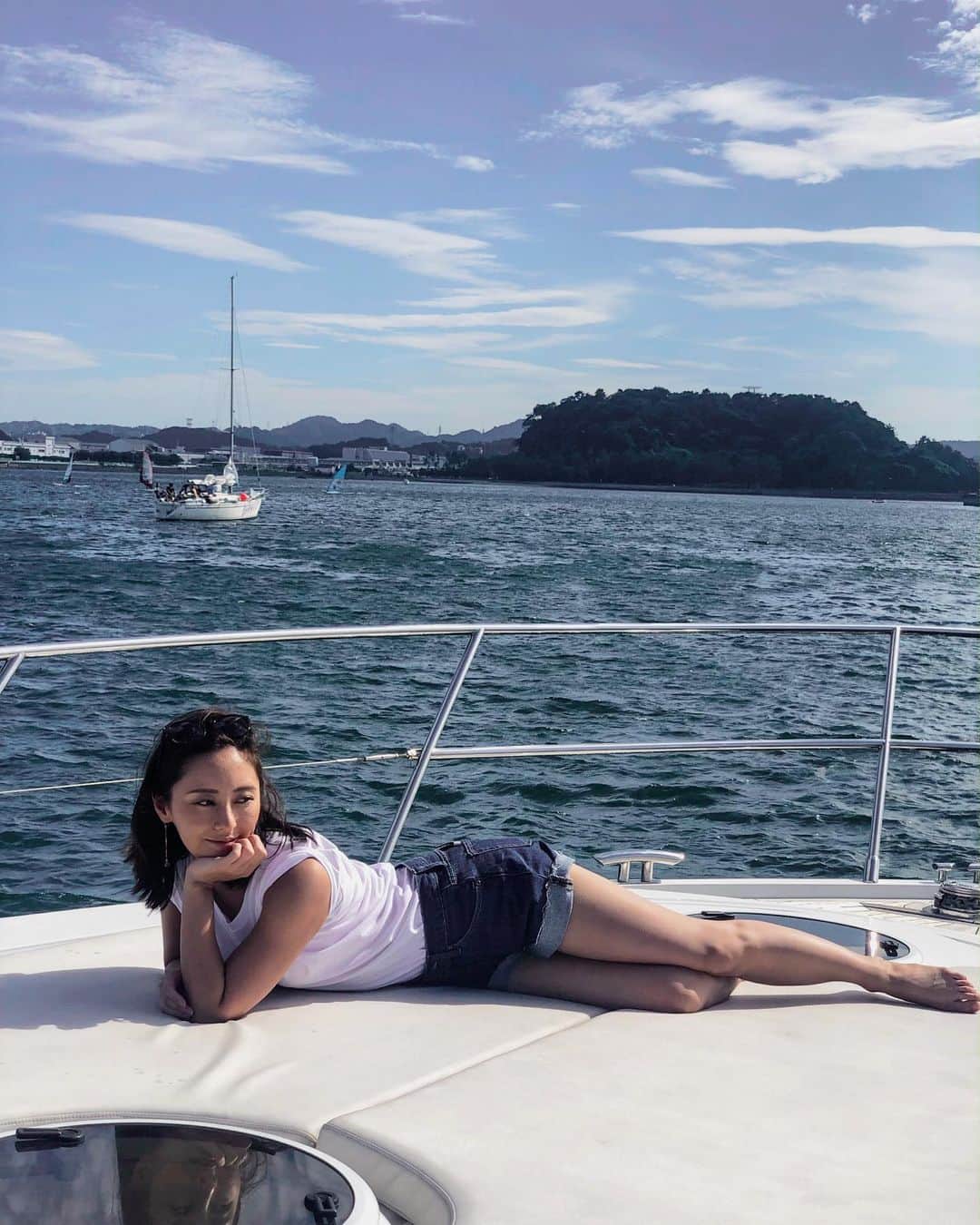 のインスタグラム：「🛥⚓️ Bye bye summer, you have been so sweet this year unlike last summer lol ♥️ 8月最終日も船で締めくくり♬ 30代初めての夏は素敵な人たち&環境に恵まれて、楽しくて、学びもあり、とても充実した日々を送れました。色々行動&挑戦してよかった☺︎ 遊んでくれたみんな素敵な思い出をありがとう🙏🏽💕 . #20190831 #summer2019 #Japan  #lastdayofsummer #summertime #cruising #princessyachts #yachtlife  #夏休みの思い出 #クルージング #横浜 #船 #海のある生活」