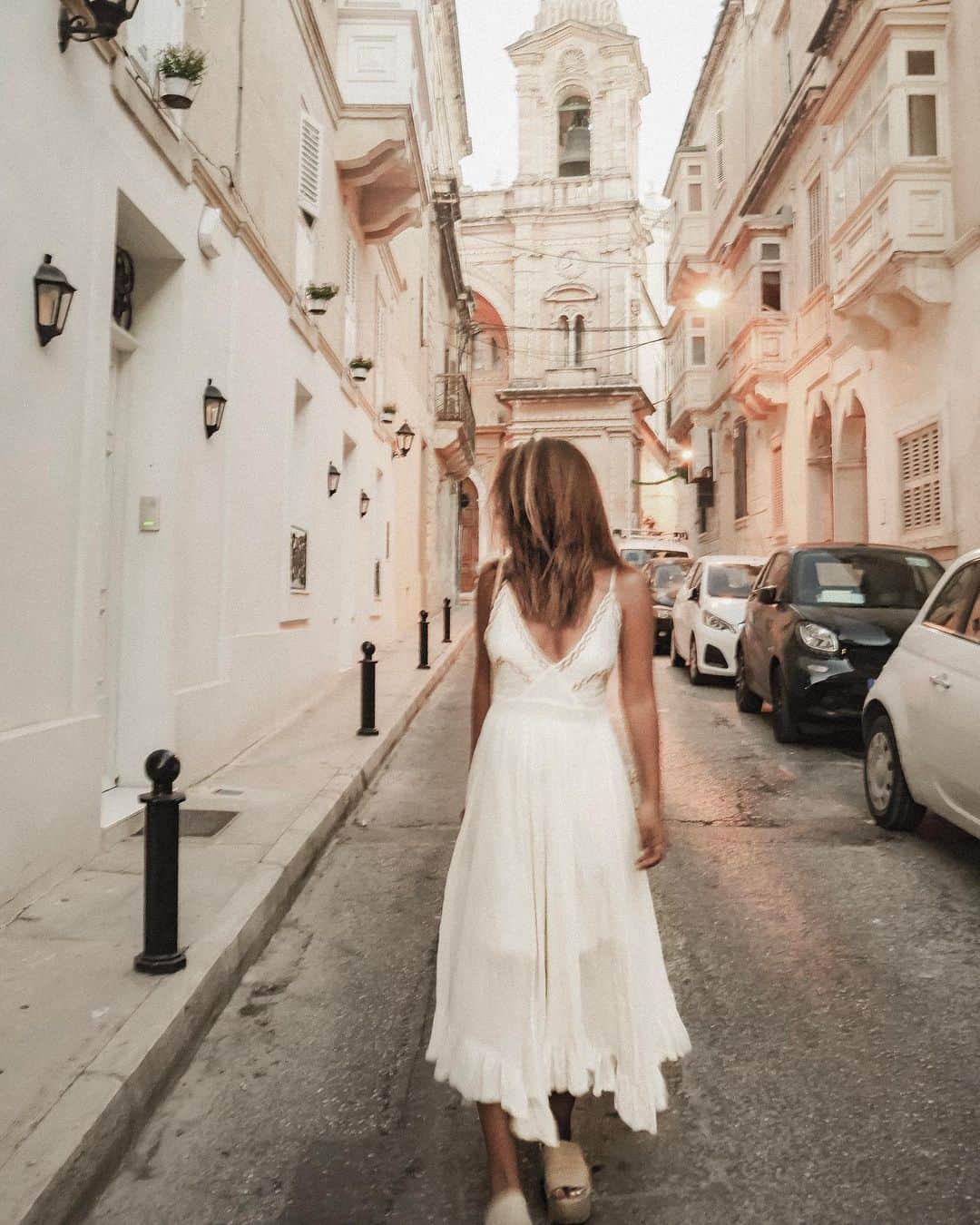Manamiさんのインスタグラム写真 - (ManamiInstagram)「📍Sliema スリーマはどこを歩いてても可愛い町💓 夕暮れ時のオレンジの空と街灯の感じが好きだった🧡🌅⛪️ 治安も良さそうで夜も出歩きやすかったよ💫 ㅤ dress @_ancientala_ ㅤ 📸 by mom」9月2日 0時02分 - manashika