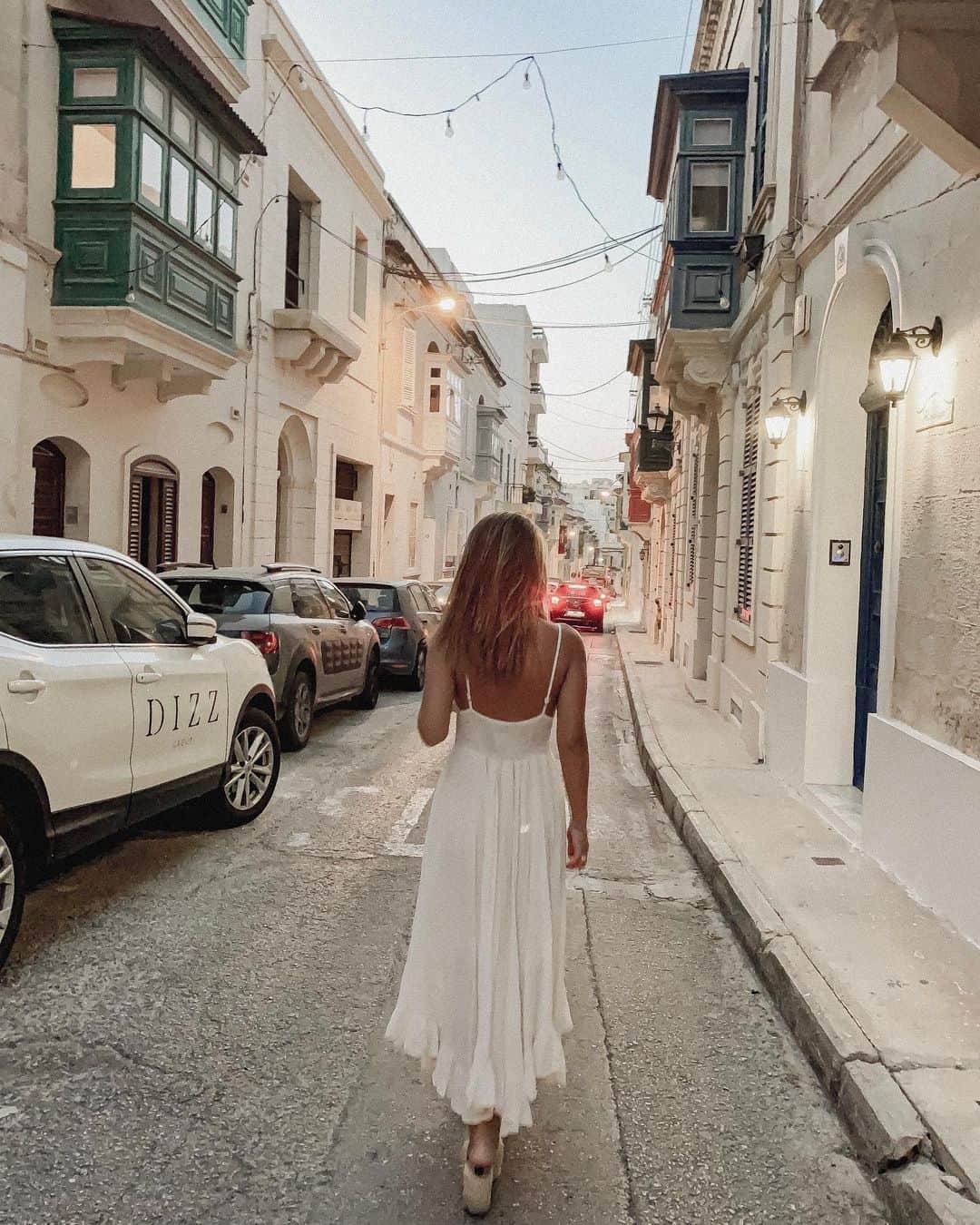 Manamiさんのインスタグラム写真 - (ManamiInstagram)「📍Sliema スリーマはどこを歩いてても可愛い町💓 夕暮れ時のオレンジの空と街灯の感じが好きだった🧡🌅⛪️ 治安も良さそうで夜も出歩きやすかったよ💫 ㅤ dress @_ancientala_ ㅤ 📸 by mom」9月2日 0時02分 - manashika