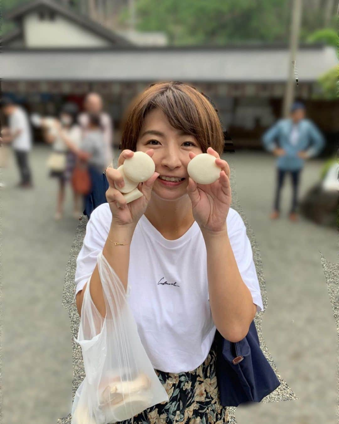 稲富菜穂さんのインスタグラム写真 - (稲富菜穂Instagram)「9月になって初日、 ずっと行きたかった奈良県天川村にある天河大弁財天社さんへ訪ねてみました。. . 芸能の神様でもあるのですが、 〝神様に呼ばれないとたどり着けない〟と言われる不思議なパワースポットでもある神社⛩. . 天川村に入るだけで、 降ってもいなかった雨が突然降ったりして大丈夫かなぁっと思ったら... . 神社の近くになるにつれ 晴れながらの雨、から晴天、に変わってビックリ☀️！. . 天候に恵まれて無事に辿り着けたことに感謝な気持ちとホッとした感覚でした😌✨. .  ちょっと長くなるけど興味があれば読んでね、程度で読んでください🙇‍♂️. . 着いて本殿の中へ入ると舞台の上に椅子がズラリと並んでいて、神殿に沢山の豪華なお供えも並んでいたので「流石だなぁ🤔」と思いながらお参りをしていたら『今から八朔祭と月次祭が行われますので良ければみられて行きませんか？』と宮司さんからお声をかけて頂き、名前を記帳して参加させて頂けることに...😳💨. . それだけでも有難いのに、 名前を記帳したということで名前を読んでいただいたり、普段は絶対階段を登れない近寄れないであろう神殿の前までお参りさせて頂いたりと、凄く貴重な時間を過ごさせて頂いたんです🙇‍♂️. . まさか階段登って神殿の近くまで行かせて頂けるなんて思ってもなかったから、前の方がされてるのを必死に真似してドキドキ緊張しながら挨拶させて頂いたけど、その時間だけは温かく時間が止まったみたいでした。（ほんまに！笑）. . 終わって御神酒やお茶、 お供えされたものを分けて頂いたりと感謝ばかりなのに、この後はお餅投げがあると聞き、ちゃっかり友達と並びに行った🏃‍♂️💨笑. . 投げられたお餅をキャッチするのに必死やったけど何個か掴めて満足なのです🙆‍♀️✨. . 最後におみくじを引くと、なんと大吉😳✨. . 何書いてるのかなぁって眺めたけど、 昔の文字すぎて読めず、訪ねて聞いてみた方は神主さんで沢山の温かいお言葉を頂き、モヤッとしていた物がスーッと軽くなった気持ちでした😢. . 呼ばれた、の感覚があっているのか分かりませんが今の私にこの事は必要だったと強く思います。. . 訪ねれて良かった！！. また行きたいと思った時に行けますように☺️. . 有難うございました。. . #奈良県 #奈良県天川村 #天川村 #天河大弁財天社 #芸能の神様 #縁 #パワースポット #八朔祭 #月次祭 #お餅 #とても心が洗われました #感謝」9月2日 0時09分 - inatomi74