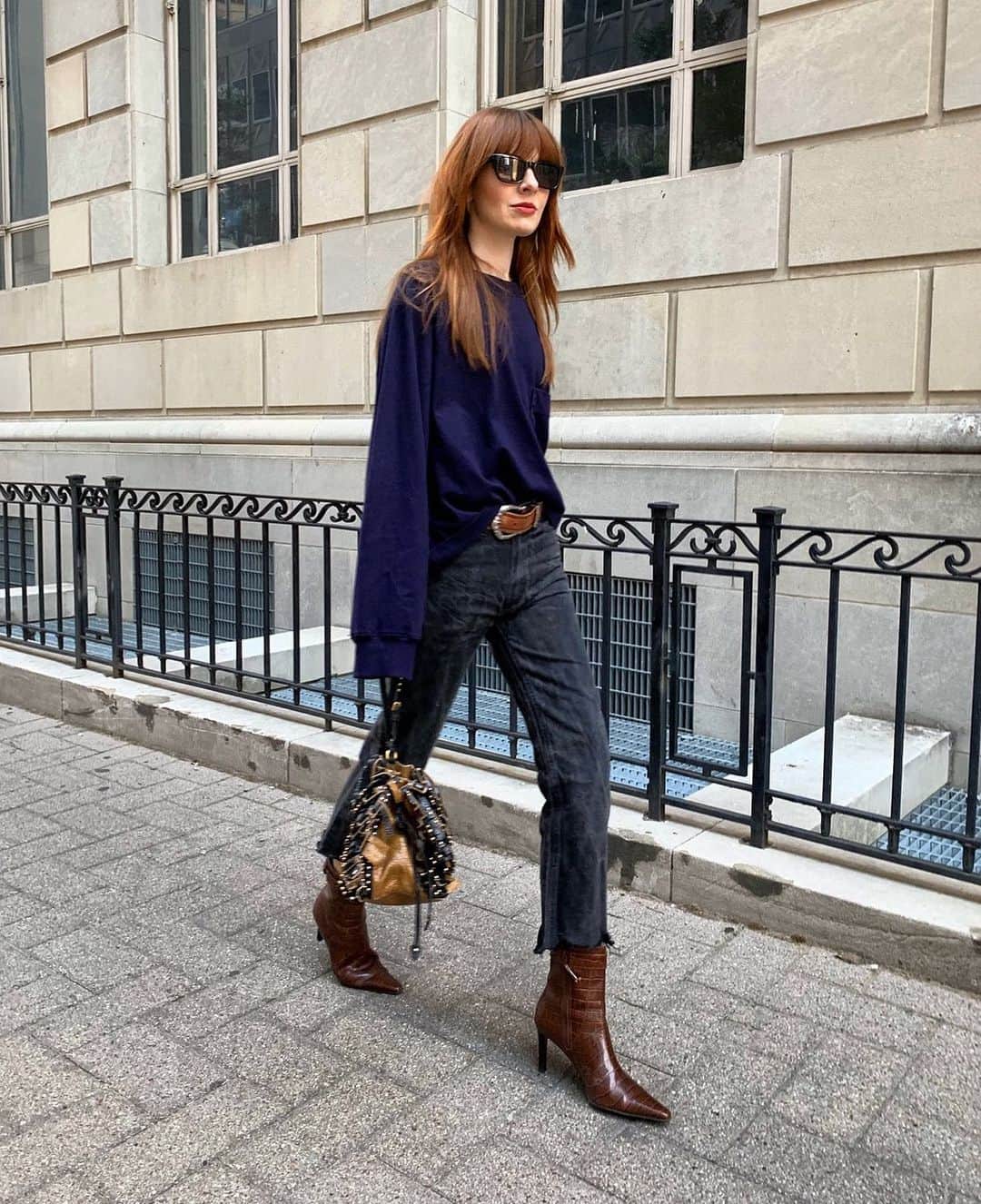 ジェーン・アルドリッジのインスタグラム：「Sunday moody blues 🖤 thank you @agjeans for this perfectly oversized sweatshirt, I’m in love with it 😍👌」