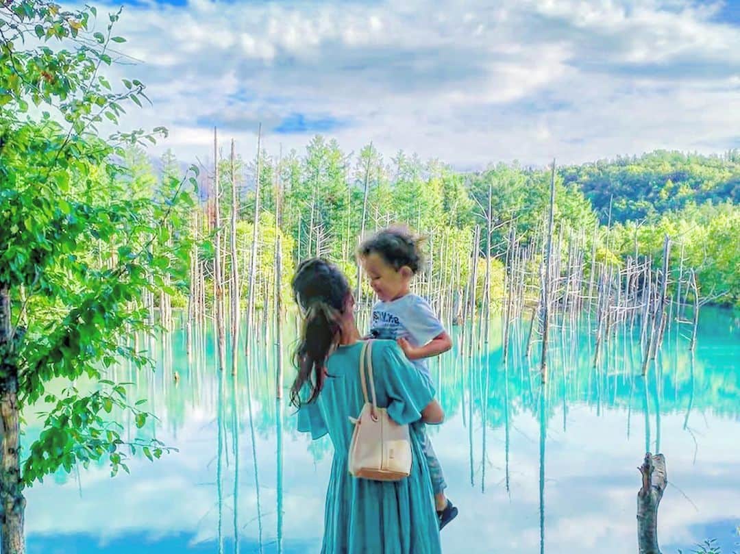 Okada Reinaさんのインスタグラム写真 - (Okada ReinaInstagram)「しつこく失礼します😅🙏🏻 ２日目に行った #青い池 と#ぜるぶの丘 ✨ 青い池は３枚目加工なしです💙💙💙 曇っててもちょっと青く見えたので、やっぱり青いのですね☺️💙 綺麗で癒されたのですが、外人さんがなかなか写真ダラダラ撮ってて疲れました😅😅 ゼルブの丘は帰り道にちょっと寄ったみたいな感じなんですけど、ラベンダーがもう刈られてたので😭 ちょっと色が足りないけど😂💦 他のお花も綺麗で🌼🌸 マリーゴールドが立派でした😳  お花のベストシーズンにまた来てみたいな🥺🌸 #okareitravelpic  #hokkaido #北海道旅行 #北海道 #美瑛 #retrip_hokkaido #trip #japan」9月2日 0時19分 - okarei26