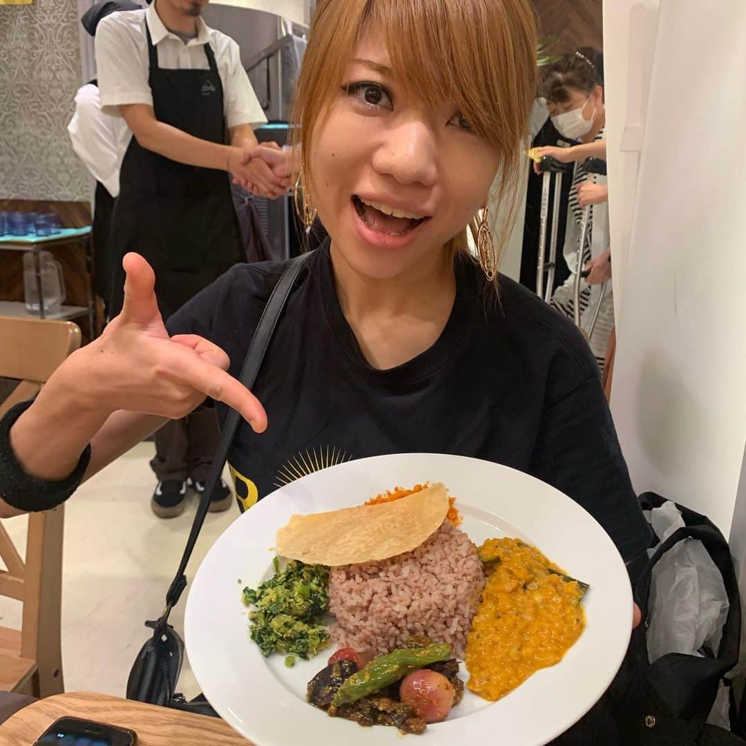 一条もんこさんのインスタグラム写真 - (一条もんこInstagram)「また人生の思い出カレーが増えました。 パブリス・シルワさんのスリランカカレー。この15分だけ完全に旅行気分でした。 大阪からスリランカにショートトリップ！！ #カレーとカレーのためのうつわ展#カレー#curry#スリランカカレー#パブリス・シルワ#チキンカレー#マグロカレー#スリランカデート#カラピンチャ#えりつぃん#一条もんこ」9月2日 0時23分 - monko1215