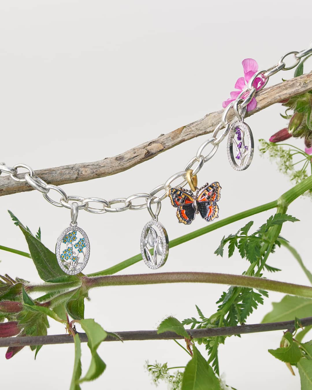 リンクスオブロンドンのインスタグラム：「Celebrate the end-of-summer spirit with a sweet bouquet of Wildlife Charms. We've added the Forget-me-not, Snowdrop, Small Tortoiseshell Butterfly & Bluebell charms to the limited-edition Linked bracelet. Tap to discover more  #LinksofLondon #LinksWildlife」