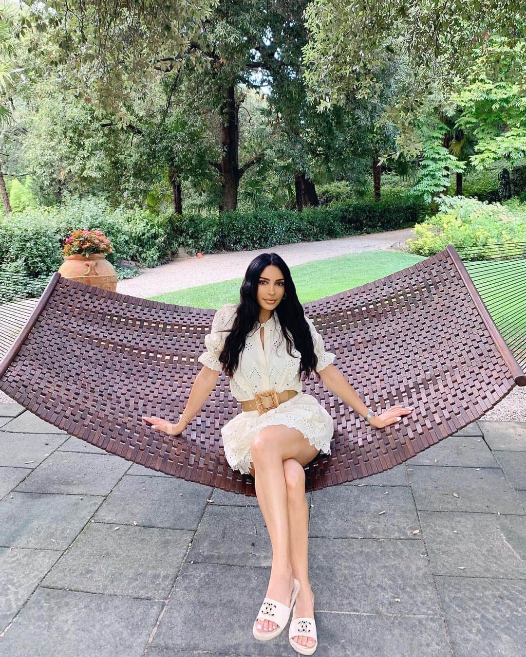 sananasのインスタグラム：「Take me back ✨Quand j’étais petite et pendant des années mon grand frère me montrait une photo de moi bébé dormant dans un hamac dans la nature et me faisait croire qu’on m’avait trouvée dans la forêt entourée de singes 🐒 et je pleurais à chaque fois 🥺😂Du coup je quand vois un hamac, contrairement aux gens qui pensent à la sieste, je repense à ça ... Voilà j’avais besoin d’en parler ... Ne vous inquiétez pas maintenant je me venge sur ses enfants MOUAH AH AH ! 😈」