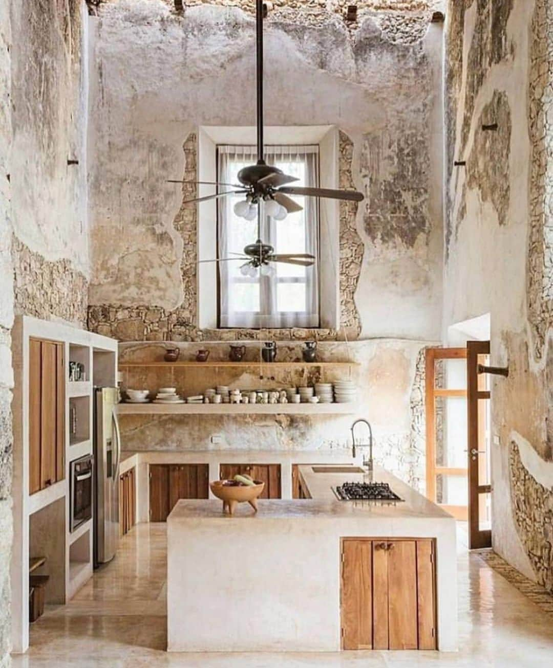 My Interiorさんのインスタグラム写真 - (My InteriorInstagram)「What a beautiful mix of a modern and rustic kitchen. What you think? Too much or just right? @rubenortiz__」9月2日 0時31分 - myinterior