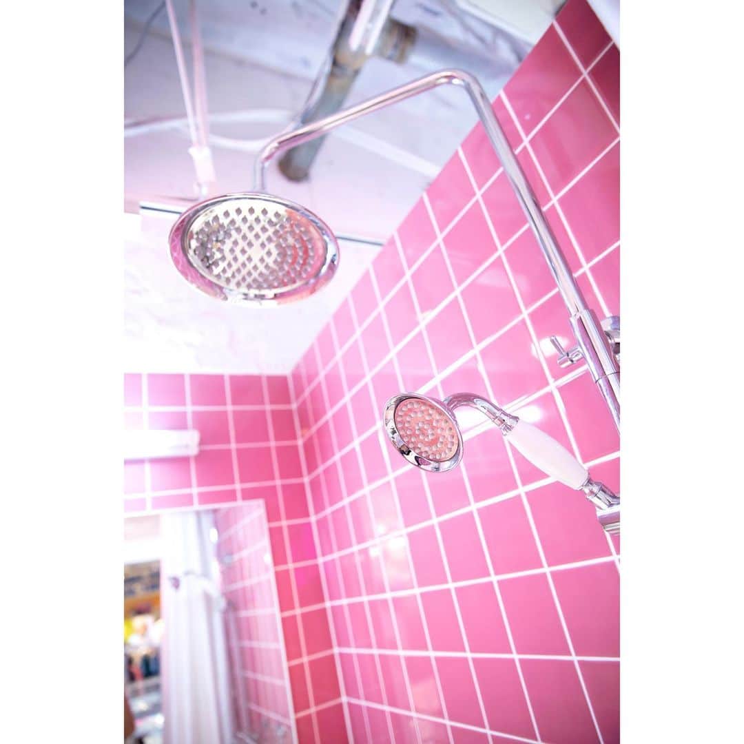 のインスタグラム：「jouetie / 4F . 【🍊LIKE SPOT🍋】 試着室がシャワールームに!? ピンクのタイルが敷き詰められたバスルームはインテリアの参考にもなりそう🛁 . #LAFORETSTYLE #LIKESPOT #photogenic #instalike #instagood #jouetie #bathroom #tokyo #laforet #harajuku #laforetharajuku #フォトジェニック #映えスポット #映え壁 #映え空間 #シャワールーム #試着室 #東京 #ラフォーレ #原宿 #ラフォーレ原宿 #도쿄여행 #인스타빨」