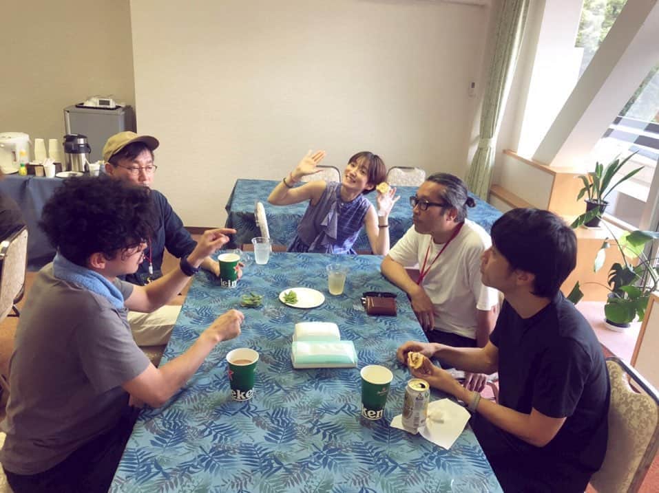 安藤裕子さんのインスタグラム写真 - (安藤裕子Instagram)「Slow LIVE'19 in 池上本門寺 去年に引き続き歌わせていただきありがとうございました！ 夏の終わり、虫の鳴き声がとても気持ち良かったです。 新旧安藤裕子プロデューサー陣が今後の裕子の人生について相談をしてくれていた。。わけではありませんが、楽しい時間を皆様ありがとうございました。  #安藤裕子 #トオミヨウ #shigekuni #アンディ #もっさん」9月2日 0時46分 - yuko_ando