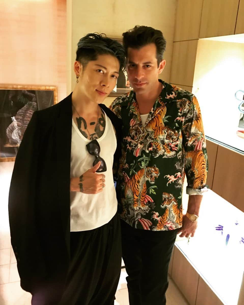 雅-MIYAVI-さんのインスタグラム写真 - (雅-MIYAVI-Instagram)「Met this handsome dude @iammarkronson in Tokyo... 📸: @masagram823」9月2日 0時59分 - miyavi_ishihara