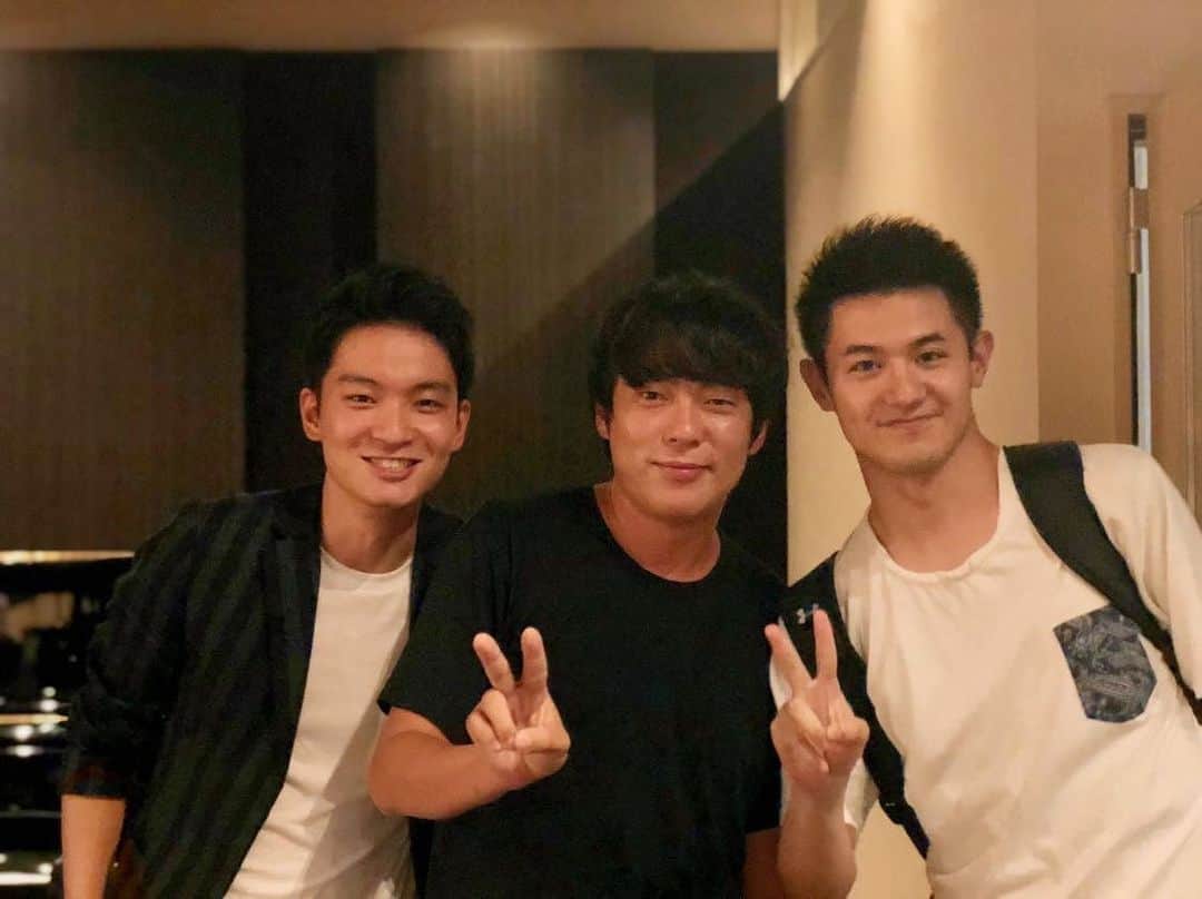 堀潤のインスタグラム：「一緒に平壌を訪ねた大学生の2人もきてくれました。2人は明日朝のモーニングCROSSにゲスト出演！平壌報告もぜひご覧ください！ #クロス」