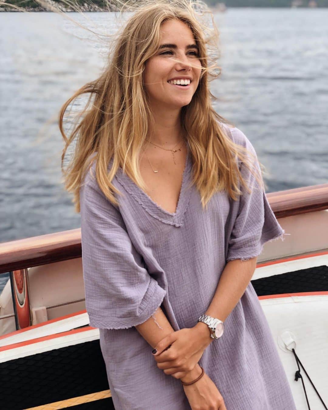のインスタグラム：「When you can’t find the sunshine, be the sunshine ☀️Thank you to the beautiful @despiegelaereaxelle for this picture 🤩 #icewatch #changeyoucan #icesteel #sea #holiday #smile #girl #boat #happy #style #fashion」