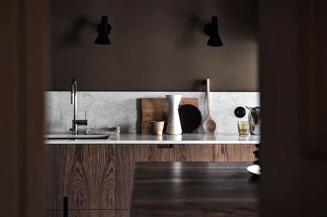 Frida Ramstedtさんのインスタグラム写真 - (Frida RamstedtInstagram)「New listing on Nordhemsgatan 43a by @alvhem 👉🏻 Swipe for more images 👉🏻 Styling: @greydecointeriors 📸: @fredrikjkarlsson #hemnet #sekelskifte #kitchen」9月2日 0時54分 - trendenser