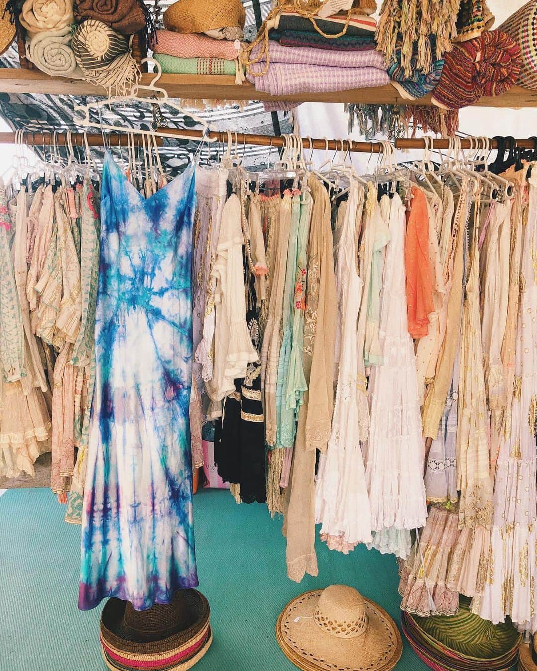 ダニジョーのインスタグラム：「One of these is not like the others 🌊✨」