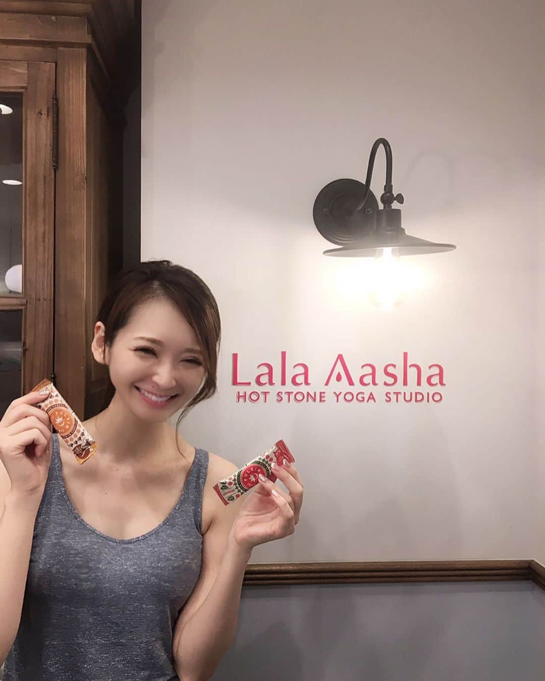 藤後 沙織 とうごさおりさんのインスタグラム写真 - (藤後 沙織 とうごさおりInstagram)「今日は朝から @hotyoga_lalaaasha  さんで溶岩ヨガしてきたよ☻ 楽しかった〜！！！ ホットヨガはだいっっぶ前に通ってたことがあるのですが、溶岩ヨガは初めて🧘‍♀️ 溶岩ヨガは、ホットヨガと違って、天然の溶岩プレートを敷き詰めて床から温めているため、遠赤外線効果でぽかぽかカラダを温めることができるみたい。マイナスイオンもたっぷり♡ そして息苦しくない！！ 普段絶対使わない筋肉をひさびさ使って気持ちよかった✨ものすごく汗をかけて、デトックスできました☺️ そしてそして驚きなのが、お店の方々がほんっとにお肌がまぶしいぐらい綺麗なの。 毛穴とか見えなかった！ 溶岩ヨガは美肌効果もあって、、というご説明を聞きつつ、説得力ありすぎるなぁと見惚れておりました♡ 定期的に通いたくなりました👌 ✔️体験は1000円でタオルやお水もついてくるよ ✔️私のインスタを見たと言ってもらうと、体の酸化を防げるトロロックスor低糖質のダイエットお菓子オーツバー2種類をプレゼント🎁 トロロックスはね、人間の老化や病気の原因である活性酸素を打ち消す抗酸化物質と肌の保湿や、骨・毛髪・爪・コラーゲンの生成を助けてくれる働きがあるシリカが含まれた魔法のようなお水なんだけど超軟水で甘みさえ感じるほど飲みやすい👌 オーツバーもダイエット中にありがたい低糖質だから安心して食べられる♡ ✔️東京都内、神奈川にも店舗があって入会キャンペーンやってるよ😊 ✔️中野店はなんとメンズクラスもあるので、男性の方も是非に🧘‍♂️ #ララアーシャ #ヨガ #ホットヨガ #hotyoga #yoga #溶岩ヨガ #溶岩ホットヨガ #美容 #美容好き #ヨガ好き #スポーツ女子 #ヨガ女子#beauty #京王線 #メンズヨガ #ヨガ体験  #アロマ #池袋 #ストレス解消 #習い事 #ホットヨガ池袋 #ホットヨガ中野 #ホットヨガ経堂 #ホットヨガ吉祥寺 #ホットヨガ調布#ホットヨガ学芸大学 #ホットヨガ戸越銀座 #ホットヨガ元住吉 #ホットヨガ日吉 #ホットヨガ綱島」9月1日 16時07分 - saori_togo