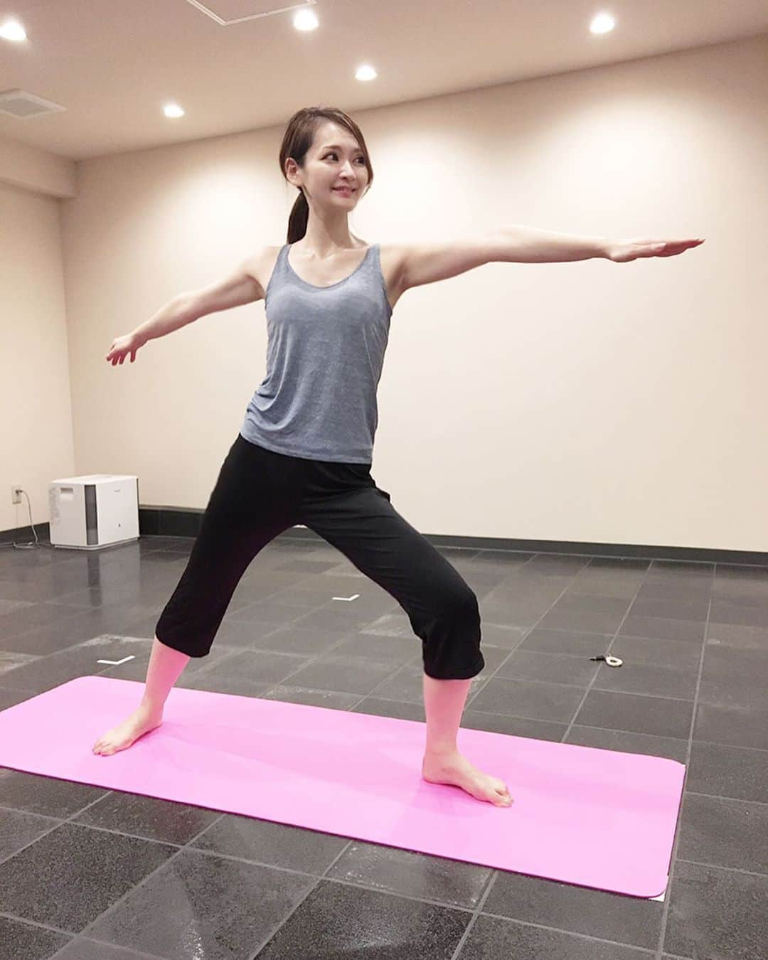 藤後 沙織 とうごさおりさんのインスタグラム写真 - (藤後 沙織 とうごさおりInstagram)「今日は朝から @hotyoga_lalaaasha  さんで溶岩ヨガしてきたよ☻ 楽しかった〜！！！ ホットヨガはだいっっぶ前に通ってたことがあるのですが、溶岩ヨガは初めて🧘‍♀️ 溶岩ヨガは、ホットヨガと違って、天然の溶岩プレートを敷き詰めて床から温めているため、遠赤外線効果でぽかぽかカラダを温めることができるみたい。マイナスイオンもたっぷり♡ そして息苦しくない！！ 普段絶対使わない筋肉をひさびさ使って気持ちよかった✨ものすごく汗をかけて、デトックスできました☺️ そしてそして驚きなのが、お店の方々がほんっとにお肌がまぶしいぐらい綺麗なの。 毛穴とか見えなかった！ 溶岩ヨガは美肌効果もあって、、というご説明を聞きつつ、説得力ありすぎるなぁと見惚れておりました♡ 定期的に通いたくなりました👌 ✔️体験は1000円でタオルやお水もついてくるよ ✔️私のインスタを見たと言ってもらうと、体の酸化を防げるトロロックスor低糖質のダイエットお菓子オーツバー2種類をプレゼント🎁 トロロックスはね、人間の老化や病気の原因である活性酸素を打ち消す抗酸化物質と肌の保湿や、骨・毛髪・爪・コラーゲンの生成を助けてくれる働きがあるシリカが含まれた魔法のようなお水なんだけど超軟水で甘みさえ感じるほど飲みやすい👌 オーツバーもダイエット中にありがたい低糖質だから安心して食べられる♡ ✔️東京都内、神奈川にも店舗があって入会キャンペーンやってるよ😊 ✔️中野店はなんとメンズクラスもあるので、男性の方も是非に🧘‍♂️ #ララアーシャ #ヨガ #ホットヨガ #hotyoga #yoga #溶岩ヨガ #溶岩ホットヨガ #美容 #美容好き #ヨガ好き #スポーツ女子 #ヨガ女子#beauty #京王線 #メンズヨガ #ヨガ体験  #アロマ #池袋 #ストレス解消 #習い事 #ホットヨガ池袋 #ホットヨガ中野 #ホットヨガ経堂 #ホットヨガ吉祥寺 #ホットヨガ調布#ホットヨガ学芸大学 #ホットヨガ戸越銀座 #ホットヨガ元住吉 #ホットヨガ日吉 #ホットヨガ綱島」9月1日 16時07分 - saori_togo