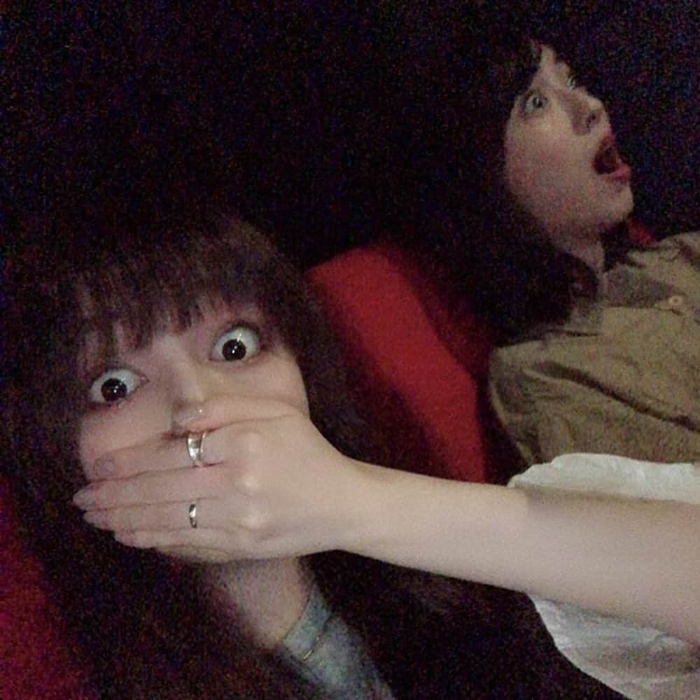 小島梨里杏さんのインスタグラム写真 - (小島梨里杏Instagram)「首輪をつけリードにつながれたような主人公のNOが言えない心と身体、不可解すぎる表情と行動に頭を抱え、犬たちの冷静な眼差しに同じ気持ちになりました。どんどん掛け違えて壊れていく愚かさには、ある意味最初から最後まで外さない主人公が在りました。  #映画 #ドッグマン #シモーネ が耳に残りすぎる  #親友 しほたんと何かを観るとき 何故かいつも突っ込まずにはいられないものがある🙄」9月1日 16時09分 - r_riria