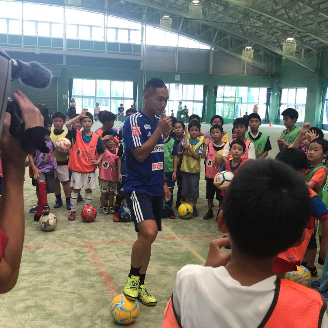 のインスタグラム：「#新潟市 ドキドキ・ワクワクふれあいサッカー教室⚽️ 新潟市内全8区で開催するサッカー教室、今日は #西区 での開催🤩  元気いっぱいの #西区 の子どもたちとサッカーを楽しんでいるのは、 #新潟市西区 出身の #早川史哉 選手と #新潟市 出身の #藤田和輝 選手。  子どもたちは、選手からボールキープとキックのコツを伝授してもらいました🤗  ただいまみんな大好きミニゲーム開催中😍  #albirex  #アルビレックス新潟」