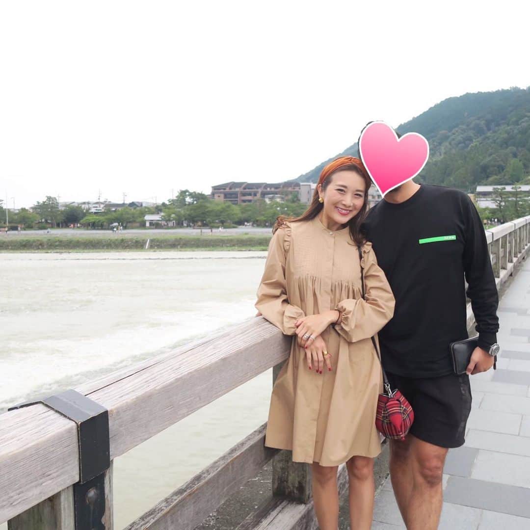のインスタグラム：「渡月橋にて記念写真。笑 嵐山に来るのもこんな写真を撮るのも、すっかり久しぶりだ♡雨、なんとかもってくれてる＼(^o^)／ #京都#kyoto」