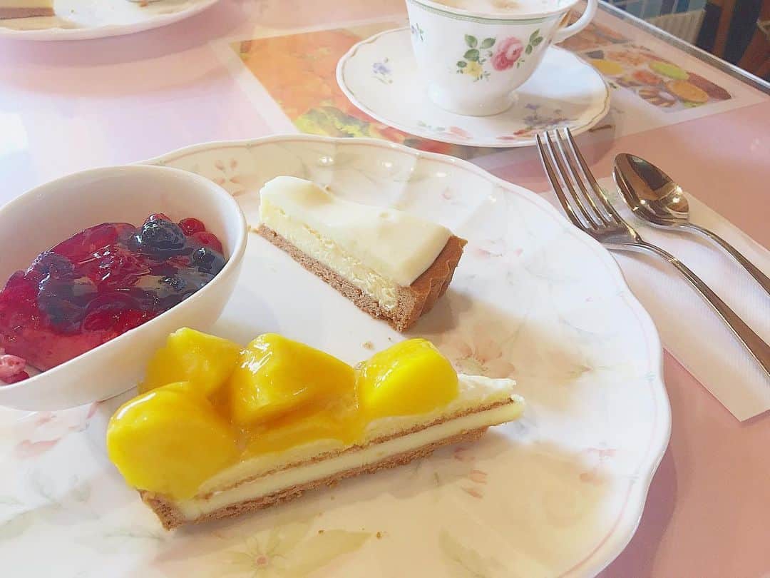 神志那結衣さんのインスタグラム写真 - (神志那結衣Instagram)「店内も可愛かったし ケーキも可愛くて美味しかった☕️♡🧁♡ #cafe #cute #sweet #cake #dish」9月1日 16時10分 - jiina27