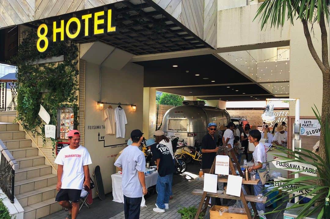 8hotelのインスタグラム：「夏の思い出にMARKESTA!! まだまだ盛り上がっています。 らんぶる街をメインストリートに8hotelにもたくさんのゲストが:) . #markesta #fujisawa #shonan #street #festival #fes #shop #hotel #湘南 #らんぶる街 #藤沢 #マーケット #ホテル」