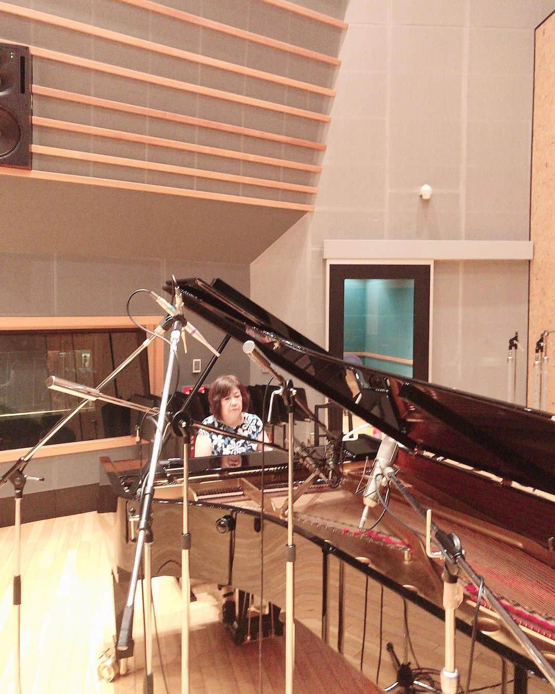小坂明子さんのインスタグラム写真 - (小坂明子Instagram)「ピアノレコーディング。 緊張と幸せと。」9月1日 16時11分 - akikokosaka
