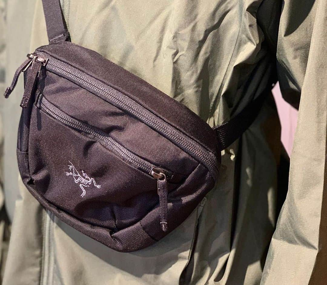 SUNDAY MOUNTAINさんのインスタグラム写真 - (SUNDAY MOUNTAINInstagram)「* 【 ARCTERYX マカ1 入荷！】 * ARCTERYX で人気のショルダーバッグ マカ！  以前、3ℓTYPEのマカ 2が入荷した際には 直ぐ完売になってしまいましたが、 新たに2ℓTYPEのマカ1が入荷！  小さくてシンプルなマカ1は整理整頓がしやすく、 いろいろな物を持ち運べます。  お出かけ用、または旅行中のサブパックとしても活躍するマカは、 ウエストバッグとしても、ショルダーバッグとしても◎  裏面のスペースメッシュ™ 素材によりエアフローを高めて、快適な付け心地♪  フロントポケットにはキークリップが付いて、 メインポケットの内側にはアクセスしやすいスタッシュポケットと、 ジッパー式のセキュリティポケット付き。  背面にもスマートフォンや交通パスが入れられるポケット付き。 ・  SUMMER SALE & Patagonia フェア開催中！ 是非 ご気軽にお立ち寄り下さい♪ ■ARCTERYX マカ1ウエストパック ■カラー：ブラック【L06599100】,ブッシュウァック【L07194100】,レッドビーチ【L07137800】,ロボティカ【L07138000】 ■ ¥4,860 税込 * * ■ THE GATE by SUNDAY MOUNTAIN 営業時間 11:00〜19:00 (水曜定休) 福井県福井市定正町1216 TEL 0776-97-8848 * * ■ オンラインショップ http://campanela.jp/webshop.html （ 公式・楽天・Yahoo!・Amazon・Wowma! ) * * #THEGATEbySUNDAYMOUNTAIN #sundaymountain #サンデーマウンテン #人気アイテム #アウトドア #キャンプ #パタゴニア #ノースフェイス #アークテリクス #チャムス #ヘリーハンセン  #Patagonia #マカ2 #マカ1 #カジュアルコーデ #ショルダー #outdoorfashion」9月1日 16時25分 - sundaymountain