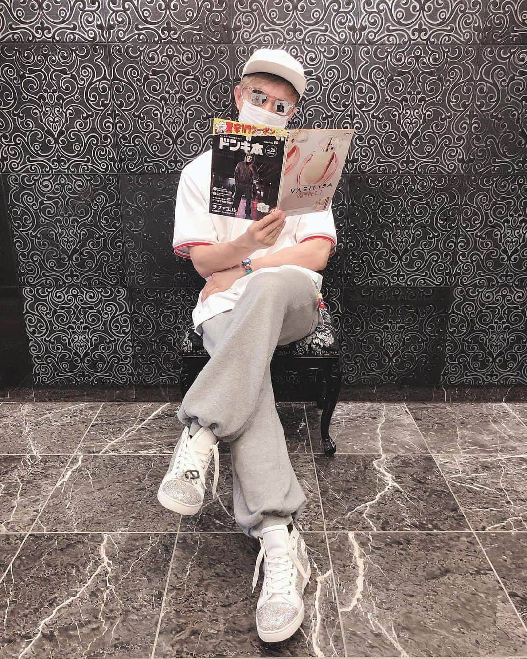 ラファエルさんのインスタグラム写真 - (ラファエルInstagram)「今日ドンキ本を読んでたら俺が載ってた！ 新手のドッキリかな？  因みに、ラファ号は全国のドンキではなく今回ファミレス（ガスト200店舗）に設置致します😌 ＜お知らせ＞ ★ドンキ本読者限定で驚安1円クーポンプレゼント♪ その他ドンキオススメ商品情報盛りだくさん！ ↓ラファエルさん表紙のドンキ本WEB版絶賛配信中です。 http://rcdm.jp/XJeRv  #ラファエル #日本一自由なyoutuber  #時給日本一youtuber  #自由な奴が一番強い」9月1日 16時30分 - raphaelangel8183