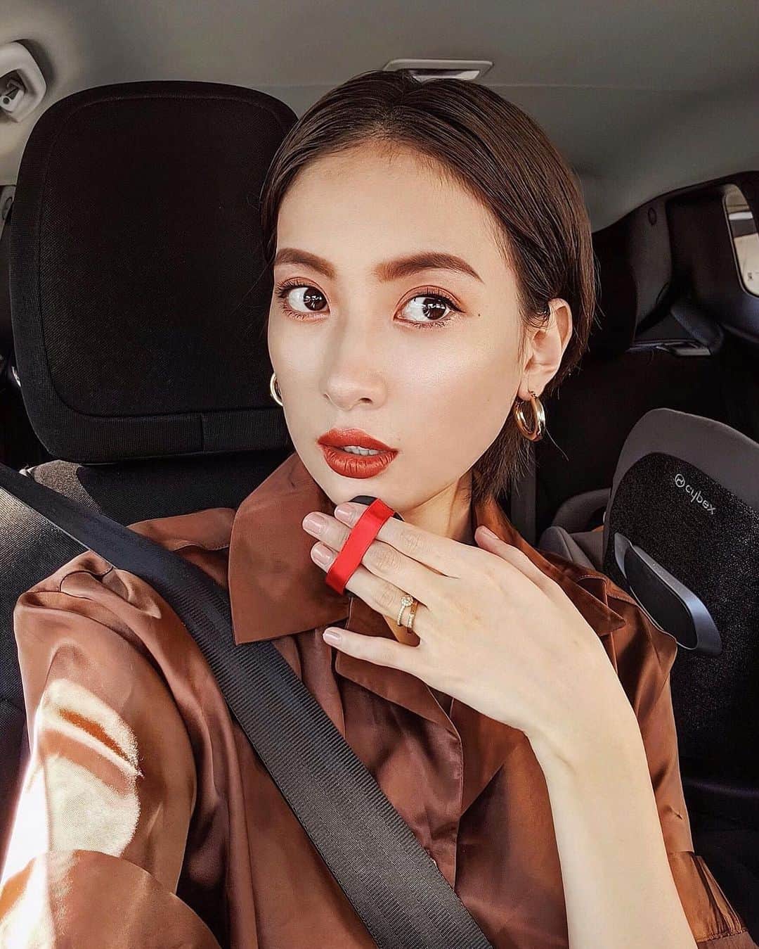 ソンイのインスタグラム：「クッションファンデが大好きでいっぱいチェックしてるんだけど、@maquillage_jp のドラマティックジェリーコンパクトがかなりタイプ🌻🧡 クッションファンデに似てるけど、ジェリーファンデーションという新しい形なの🥰 トリートメント成分をたっぷり含んだ新形状の高密着ジェリーが肌の上でしっかり留まって、ムラなく均一にカバーをしてくれて崩れにくいの👸🏻🌼👌🏻 パフでポンポンするだけでピタッと肌に密着してカバー力と透明感を同時に叶えられちゃうよ🥺👏🏼 伸びもいいしカバー力もあるから少量でポンポンするのがオススメ☺️ #ドラマティックジェリーコンパクト #透明感メイク #ファンデーション #ベースメイク #高密着ジェリー  #マキアージュ #ツヤ肌 #クッションファンデ #pr」
