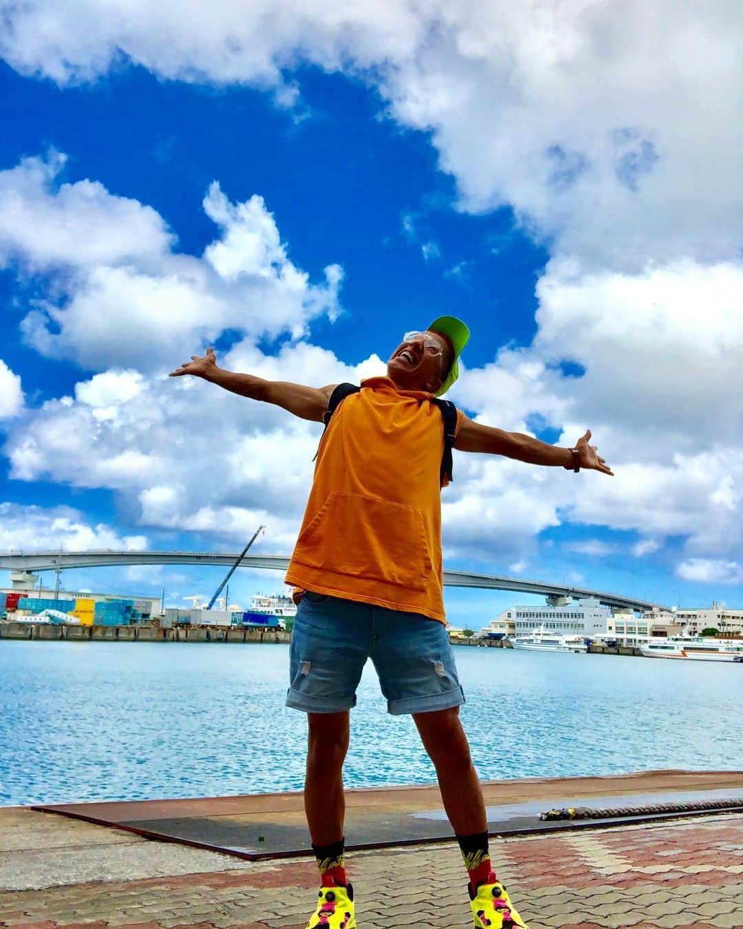 ツネ さんのインスタグラム写真 - (ツネ Instagram)「今日は沖縄！ 青い空に青い海！  サイコーだ！  #とまりん #沖縄花月 #ポンプフューリー」9月1日 16時31分 - happyman0812
