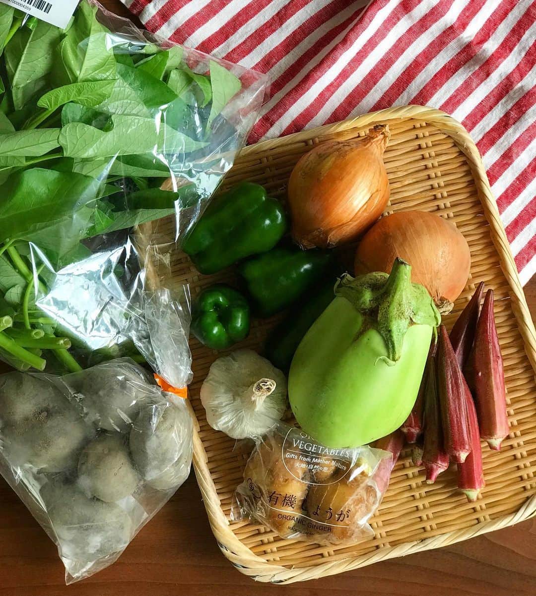 kokochiyoiさんのインスタグラム写真 - (kokochiyoiInstagram)「2019/09/01 はじまりました9月!! ストウブで2時間ほったらかし、 お昼はふわとろ#煮豚 です。 煮豚と一緒に煮込んだ 甘い甘い玉ねぎと にんにく、生姜、 生でいただくサクサク#赤オクラ は @coconomi_141 (3枚目)の #無農薬野菜。 炊きたての#もち麦 ごはんと、 ミント炭酸水も。 今日もごはんがおいしい♡♡」9月1日 16時41分 - kokochiyoi