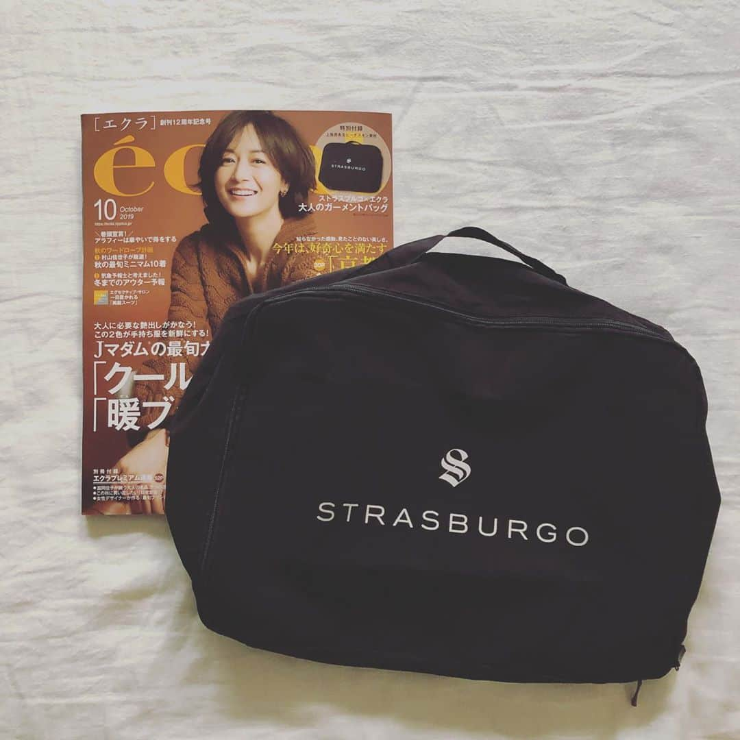 浜島直子さんのインスタグラム写真 - (浜島直子Instagram)「今発売中のエクラ10月号。  とても素晴らしいスタッフに囲まれて、心地よい背伸びをさせてもらいました。  まだグラグラしちゃうけど、追いついてみせたい。 絶対にステキな50歳になるぞと心に決めています。  初めてのエクラが、ムラコのページで本当に良かった。 ・ #eclat #eclat10月号  #エクラ #村山佳世子  #付録もいい！ #strasburgo #ストラスブルゴ #ガーメントバッグ」9月1日 16時38分 - hamaji_0912