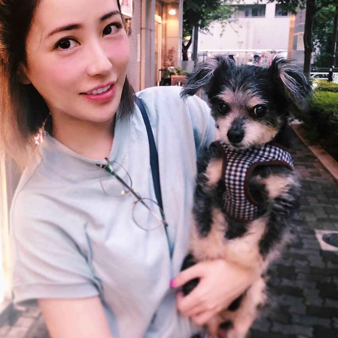 神室舞衣のインスタグラム：「花まるとデート💛かわいいかわいい この日はちょっと前で恵比寿にたい焼き買いに行った日。 病み上がりで4キロ体重が落ちたけど今は食事も完全に元に戻して徐々に体重と顔が戻ってきました🙆‍♀️💓 急に痩せると弛むし老けるから気をつけようって今回かなり勉強になりました😂 特に目元よ😭」